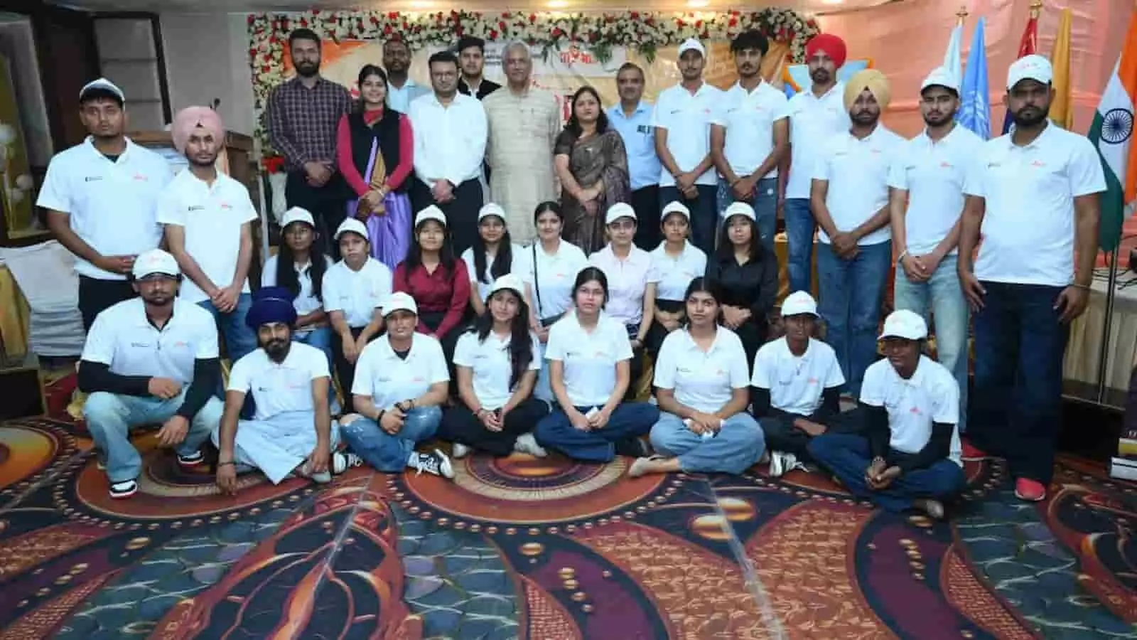 तस्वीर में देहरादून में वन्दे मातरम् कैंप के दौरान एकत्रित युवा और गणमान्य अतिथि दिखाई दे रहे हैं। तस्वीर में देहरादून में वन्दे मातरम् कैंप के दौरान एकत्रित युवा और गणमान्य अतिथि दिखाई दे रहे हैं।