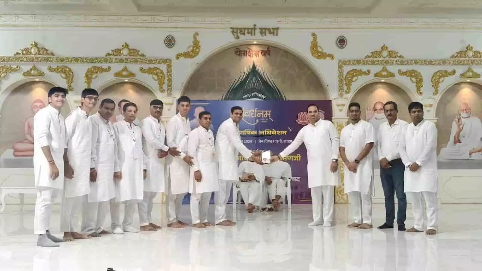 तस्वीर में लाडनूं में आयोजित अधिवेशन के दौरान तेरापंथ युवक परिषद् के सदस्य नजर आ रहे हैं। तस्वीर में लाडनूं में आयोजित अधिवेशन के दौरान तेरापंथ युवक परिषद् के सदस्य नजर आ रहे हैं।