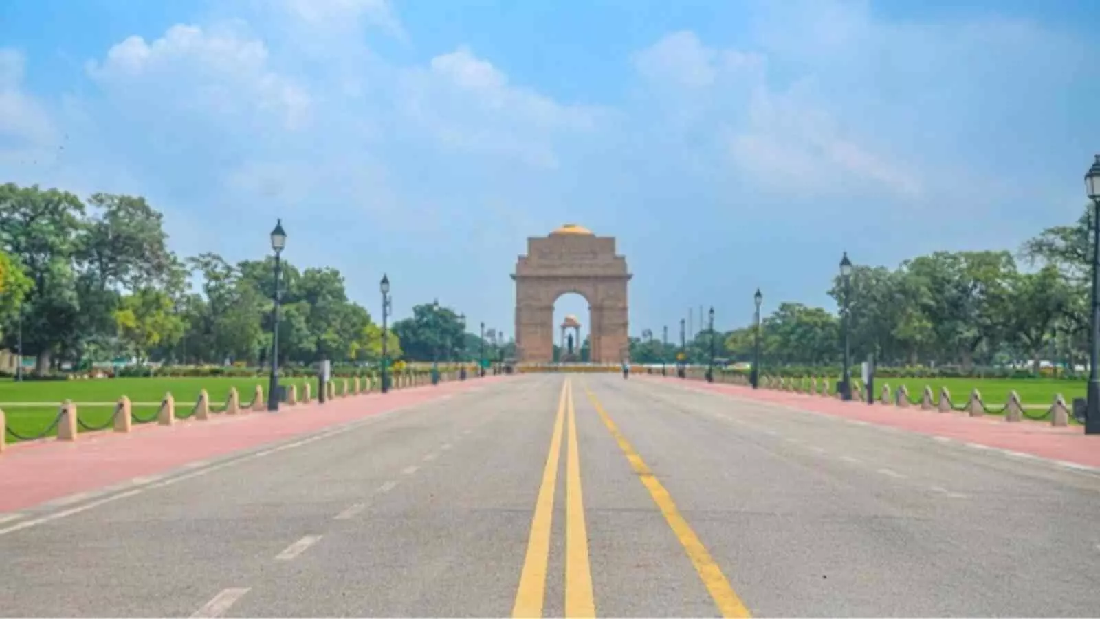 साफ आसमान के नीचे दिल्ली में इंडिया गेट और सड़क का दृश्य. साफ आसमान के नीचे दिल्ली में इंडिया गेट और सड़क का दृश्य.