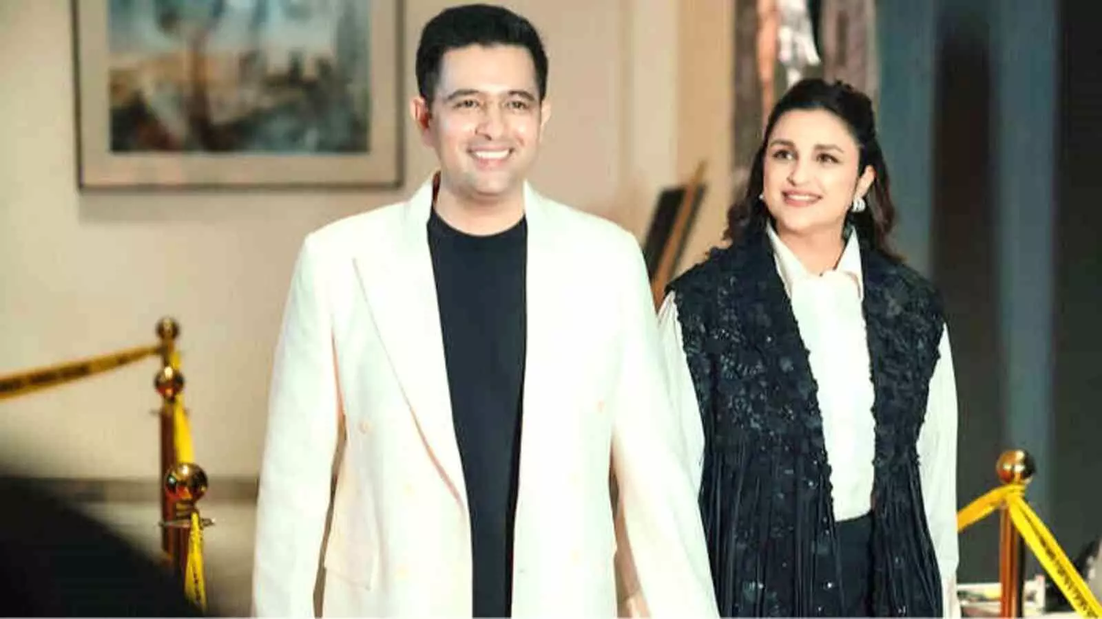 सफेद ब्ज़र पहने राघव चड्ढा और काली जैकेट पहने परिणीति चोपड़ा मुंबई में वेब सीरीज स्क्रीनिंग के दौरान साथ खड़े हैं। सफेद ब्ज़र पहने राघव चड्ढा और काली जैकेट पहने परिणीति चोपड़ा मुंबई में वेब सीरीज स्क्रीनिंग के दौरान साथ खड़े हैं।