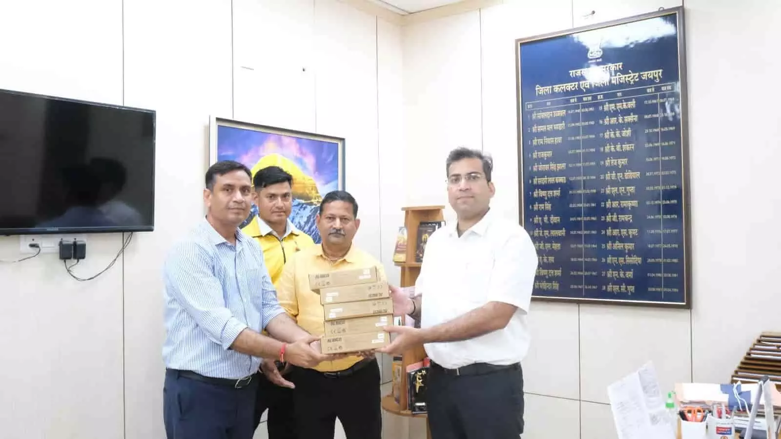 तस्वीर में दिख रहे जिला कलक्टर संदेश नायक जयपुर कार्यालय में अधिकारियों को डिब्बे सौंप रहे हैं। तस्वीर में दिख रहे जिला कलक्टर संदेश नायक जयपुर कार्यालय में अधिकारियों को डिब्बे सौंप रहे हैं।