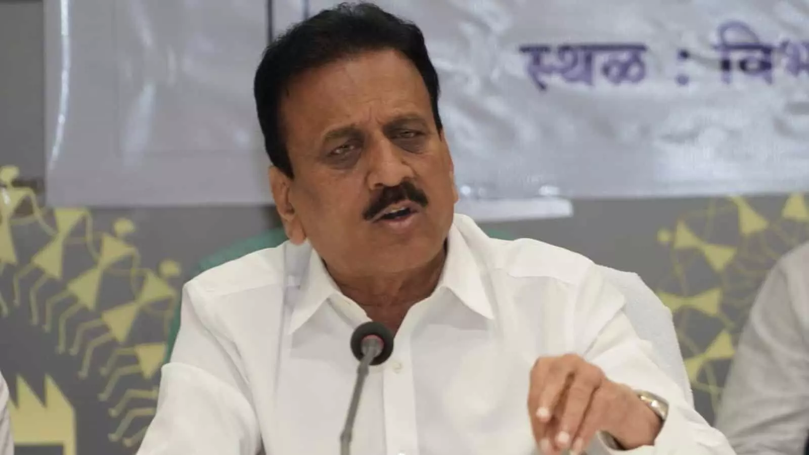 तस्वीर में मंत्री गिरीश महाजन मंच पर बैठकर बातचीत करते हुए दिखाई दे रहे हैं। तस्वीर में मंत्री गिरीश महाजन मंच पर बैठकर बातचीत करते हुए दिखाई दे रहे हैं।