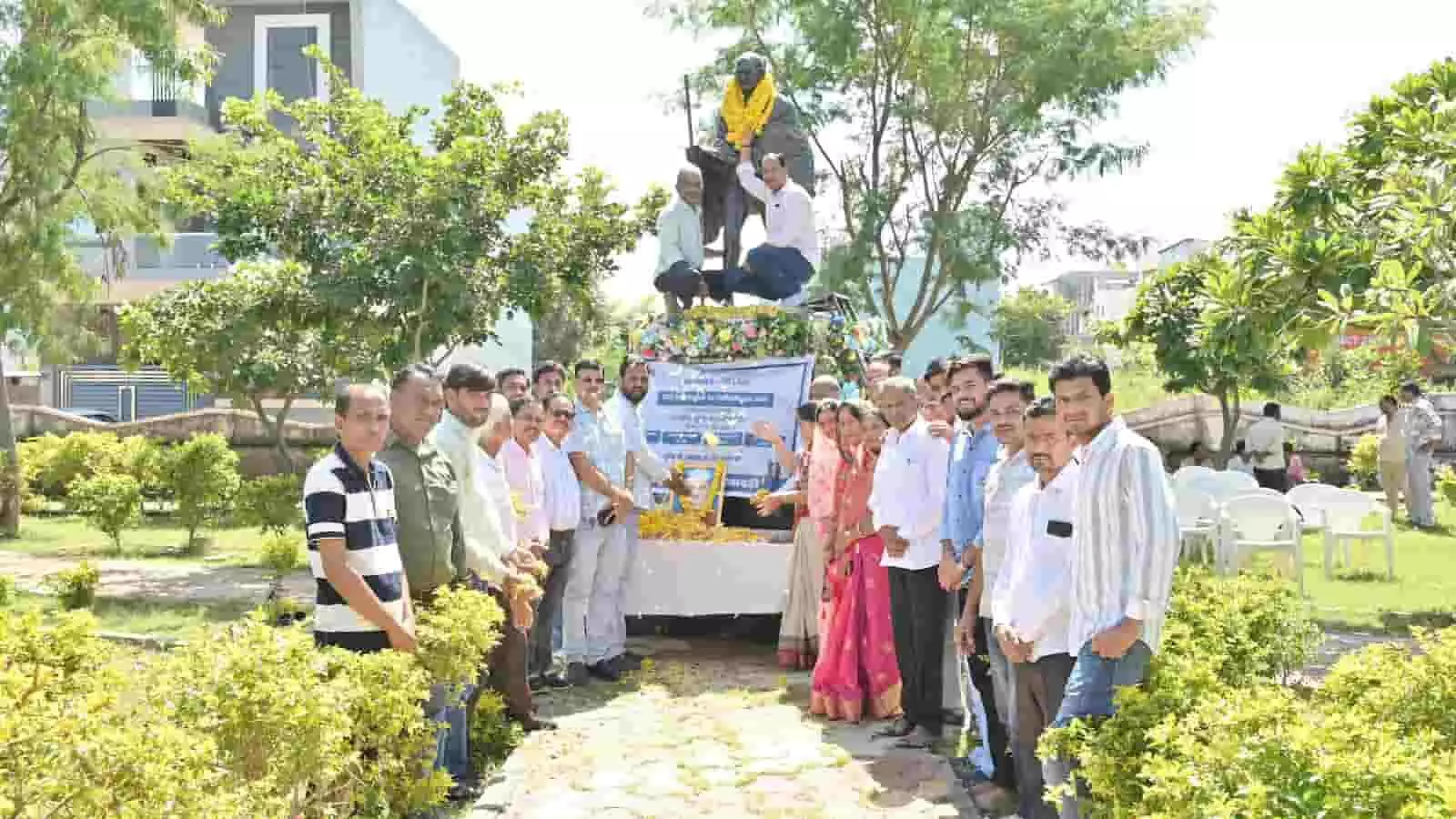 तस्वीर में पार्क में महात्मा गांधी की प्रतिमा और चित्र पर फूल चढ़ाते कांग्रेस कार्यकर्ता। तस्वीर में पार्क में महात्मा गांधी की प्रतिमा और चित्र पर फूल चढ़ाते कांग्रेस कार्यकर्ता।