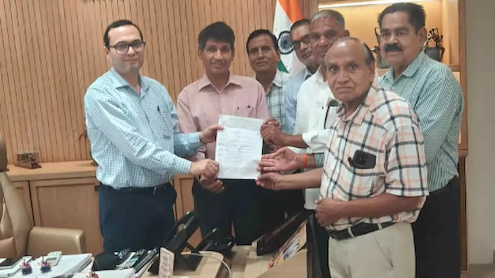 तस्वीर में प्रतिनिधिमंडल जयपुर में रेलवे अधिकारी को मांगपत्र सौंप रहा है। तस्वीर में प्रतिनिधिमंडल जयपुर में रेलवे अधिकारी को मांगपत्र सौंप रहा है।