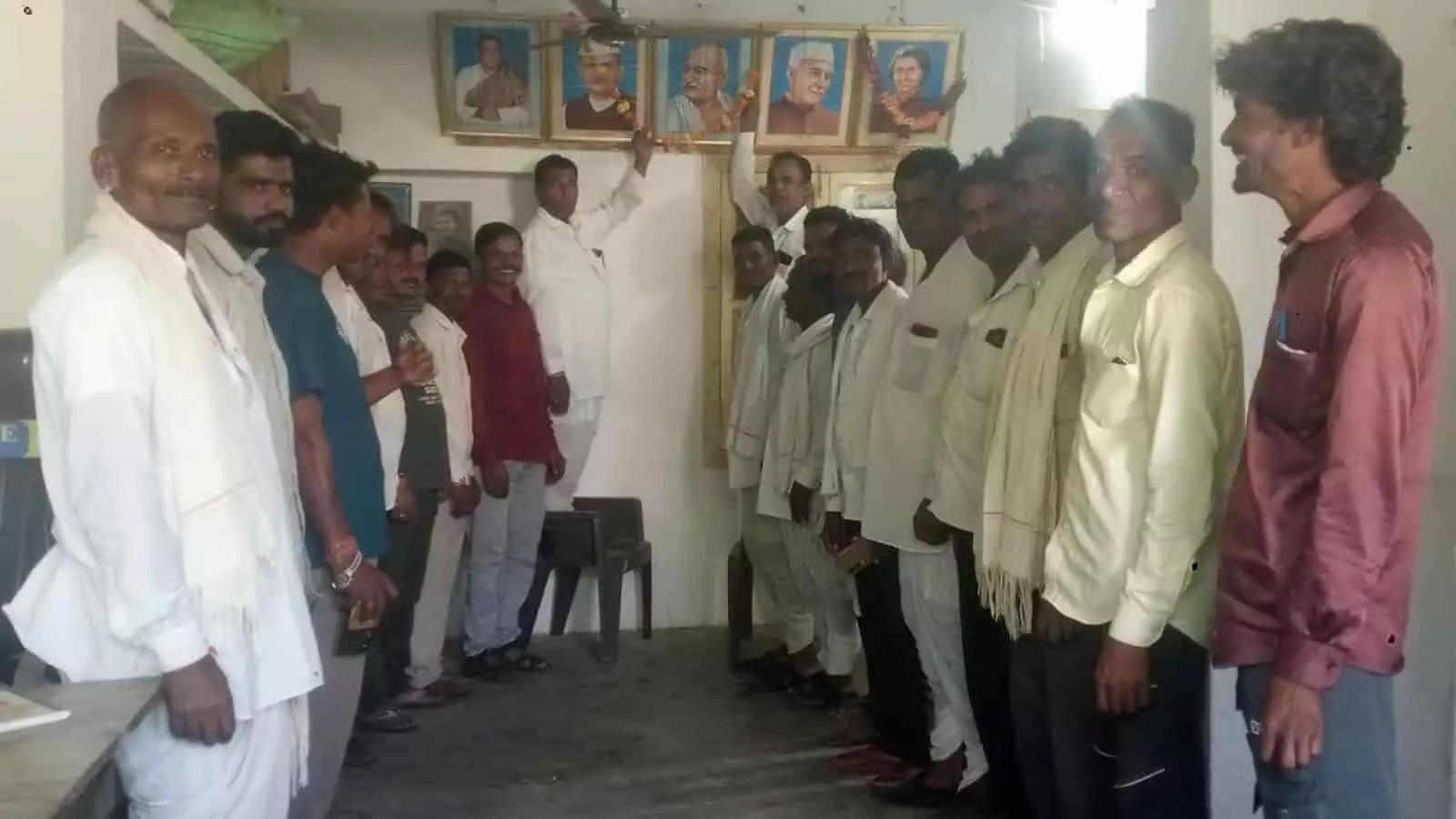 लसाड़िया कांग्रेस कार्यालय में गांधी और शास्त्री की जयंती मनाते हुए कांग्रेस कार्यकर्ता। लसाड़िया कांग्रेस कार्यालय में गांधी और शास्त्री की जयंती मनाते हुए कांग्रेस कार्यकर्ता।