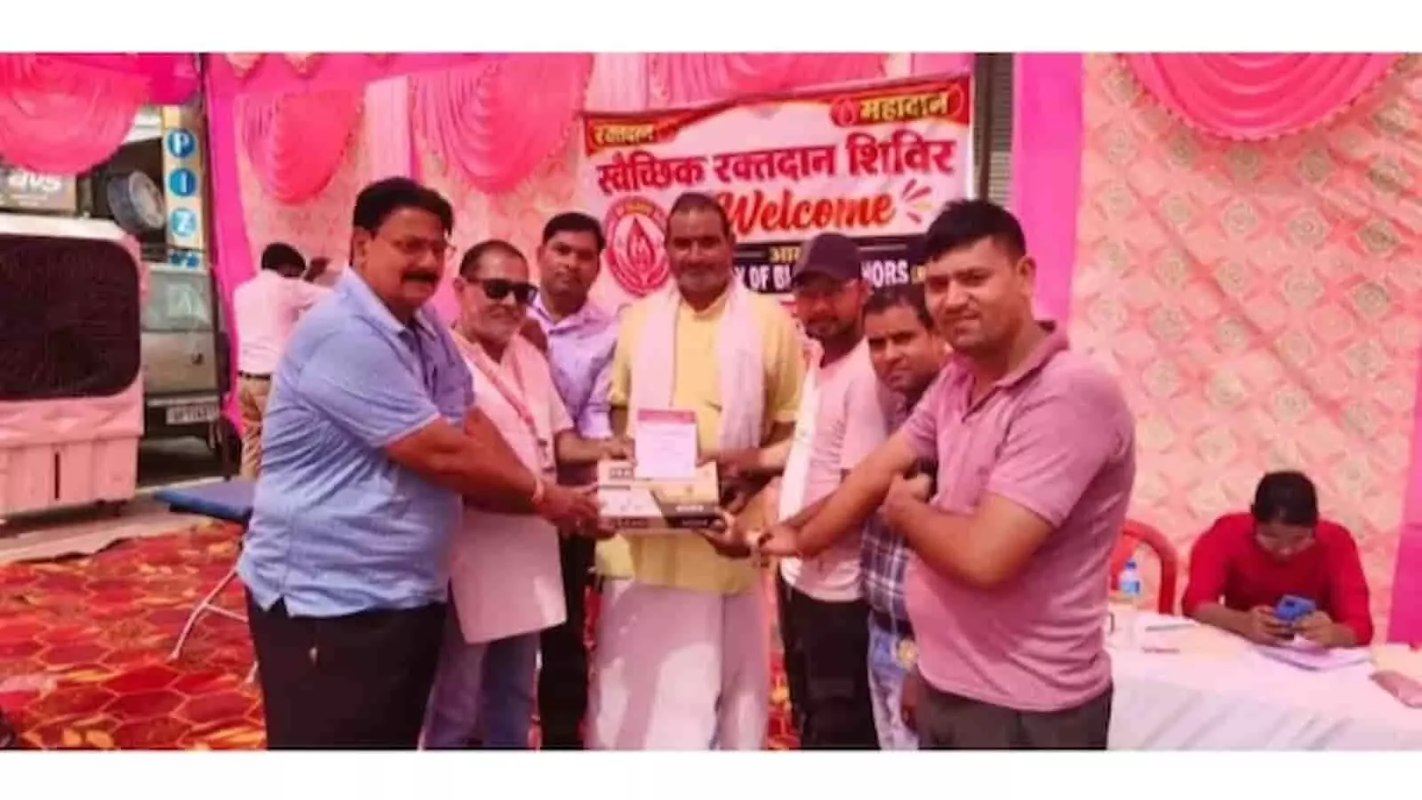 तस्वीर में जहांगीरपुर शिविर स्थल पर बैनर के आगे कई लोग साथ खड़े होकर एक-दूसरे को प्रमाण पत्र दे रहे हैं। तस्वीर में जहांगीरपुर शिविर स्थल पर बैनर के आगे कई लोग साथ खड़े होकर एक-दूसरे को प्रमाण पत्र दे रहे हैं।