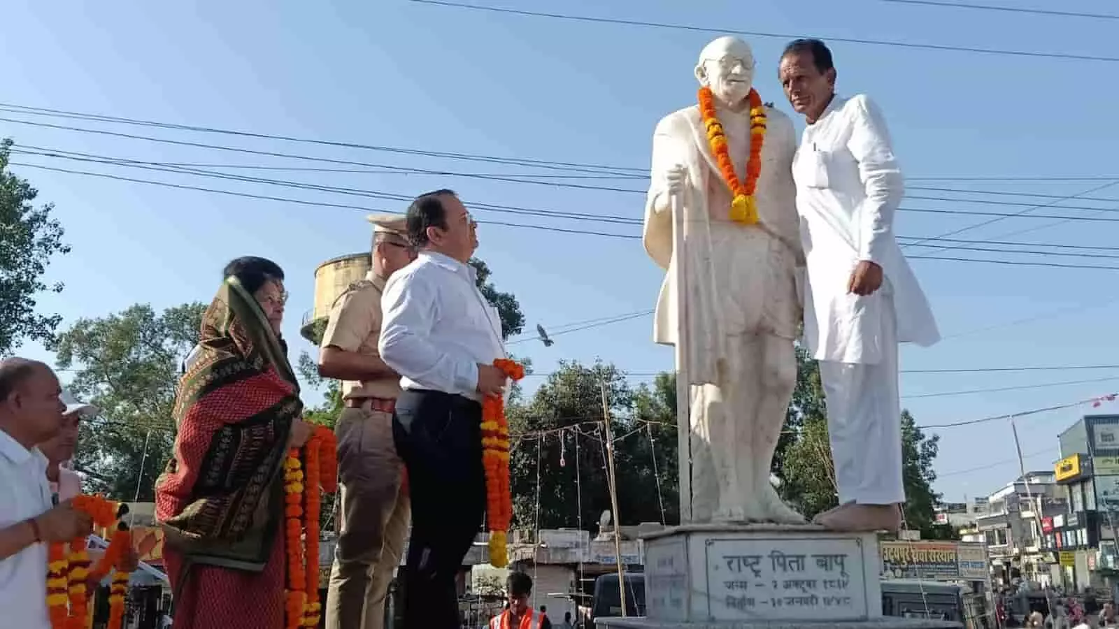 ब्यावर में महात्मा गांधी की प्रतिमा पर माल्यार्पण करते हुए विधायक और अधिकारी। ब्यावर में महात्मा गांधी की प्रतिमा पर माल्यार्पण करते हुए विधायक और अधिकारी।