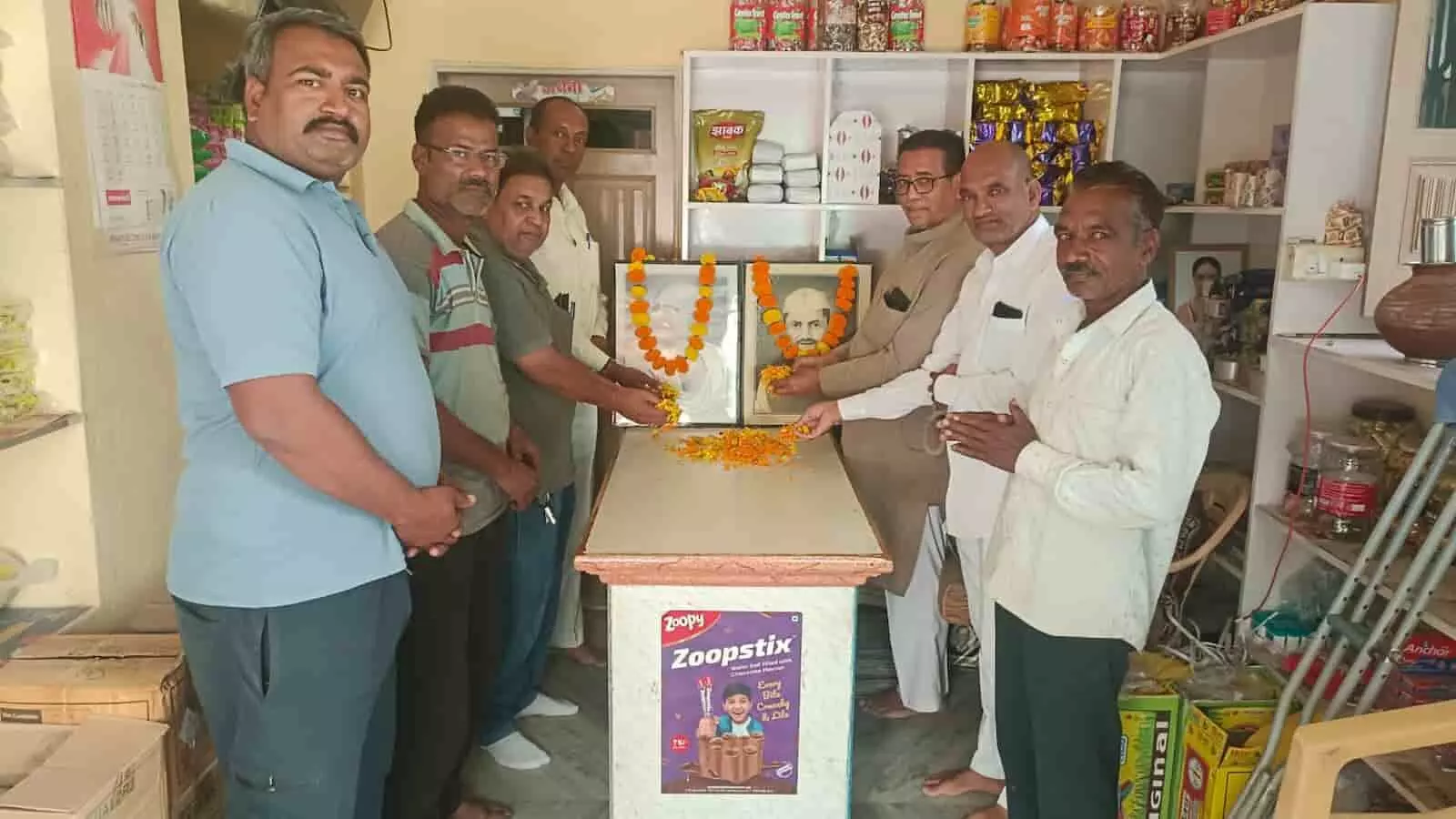 तस्वीर में बाएं से दाएं खड़े लोग महात्मा गांधी और लाल बहादुर शास्त्री की तस्वीरों पर पुष्प अर्पित कर रहे हैं। तस्वीर में बाएं से दाएं खड़े लोग महात्मा गांधी और लाल बहादुर शास्त्री की तस्वीरों पर पुष्प अर्पित कर रहे हैं।