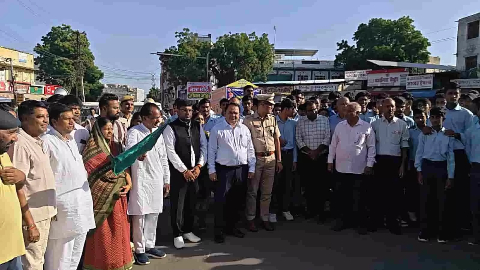 तस्वीर में चांग गेट पर ब्यावर में नशामुक्ति जागरूकता रैली को हरी झंडी दिखाते लोग. तस्वीर में चांग गेट पर ब्यावर में नशामुक्ति जागरूकता रैली को हरी झंडी दिखाते लोग.