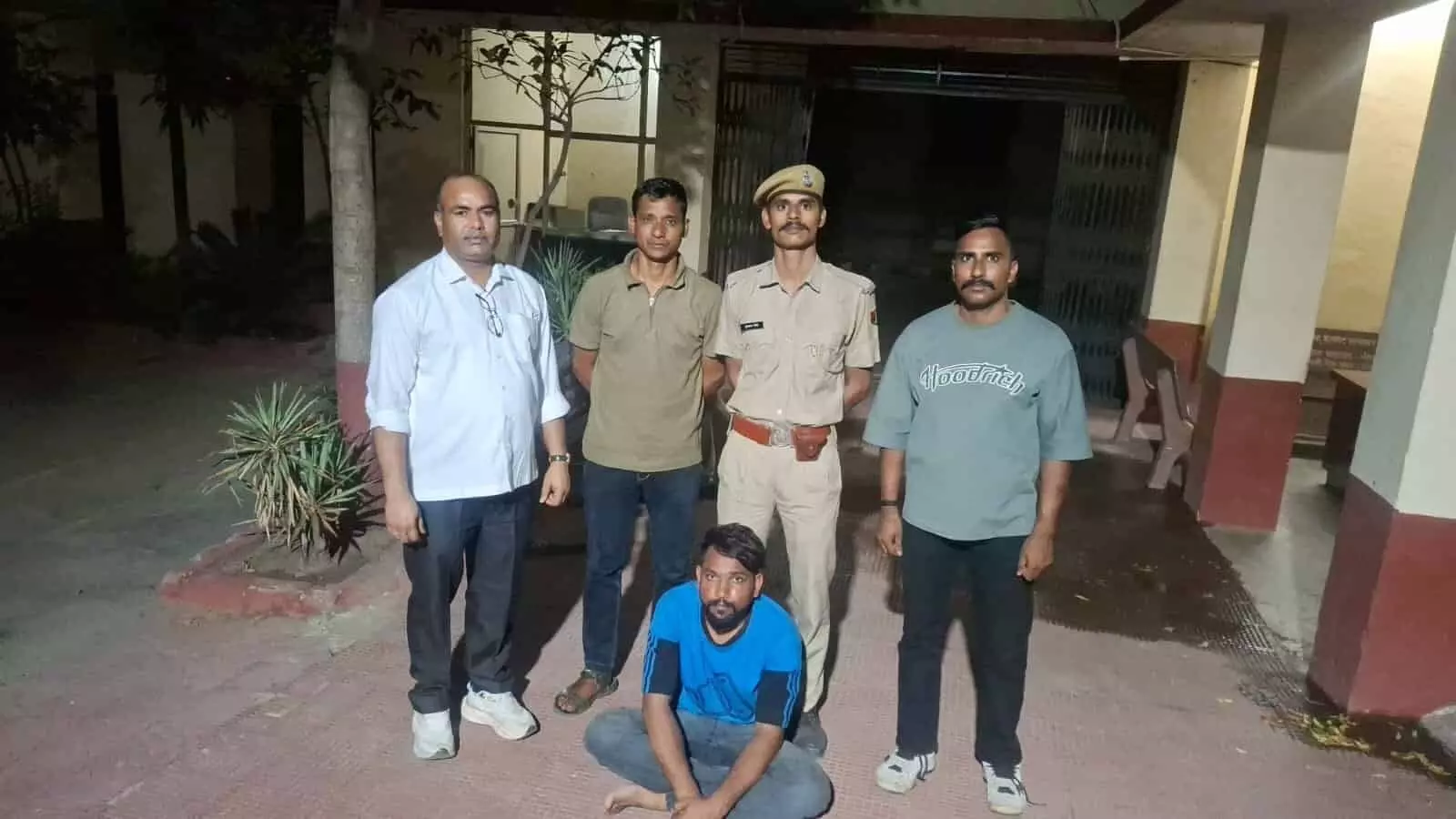तस्वीर में भीम थाना पुलिसकर्मी खड़े हैं और डिटेन किया गया युवक उनके बीच जमीन पर बैठा है। तस्वीर में भीम थाना पुलिसकर्मी खड़े हैं और डिटेन किया गया युवक उनके बीच जमीन पर बैठा है।