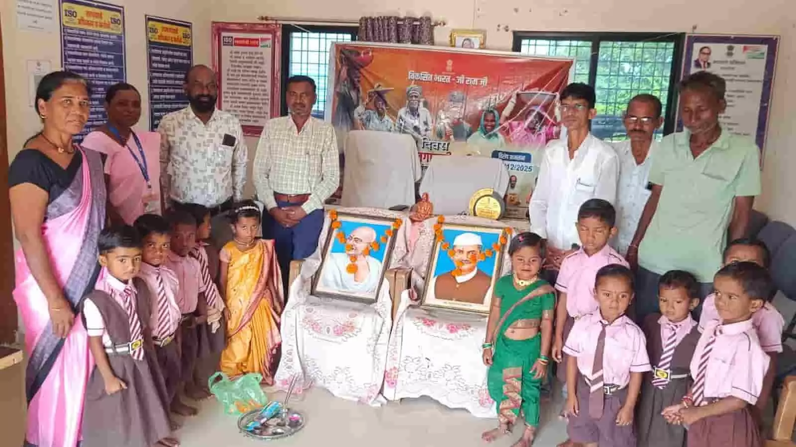 मोहगांव ग्रामपंचायत कार्यालय में गांधी और शास्त्री जयंती पर उपस्थित ग्रामीण। मोहगांव ग्रामपंचायत कार्यालय में गांधी और शास्त्री जयंती पर उपस्थित ग्रामीण।
