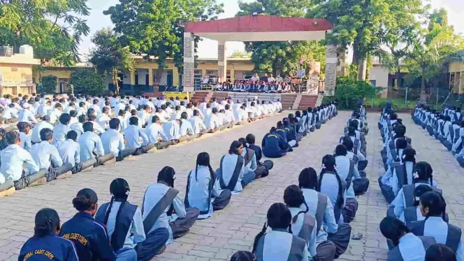 तस्वीर में दिख रही छात्राएं और छात्र स्कूल प्रांगण में बैठकर मंच पर आयोजित कार्यक्रम देख रहे हैं। तस्वीर में दिख रही छात्राएं और छात्र स्कूल प्रांगण में बैठकर मंच पर आयोजित कार्यक्रम देख रहे हैं।