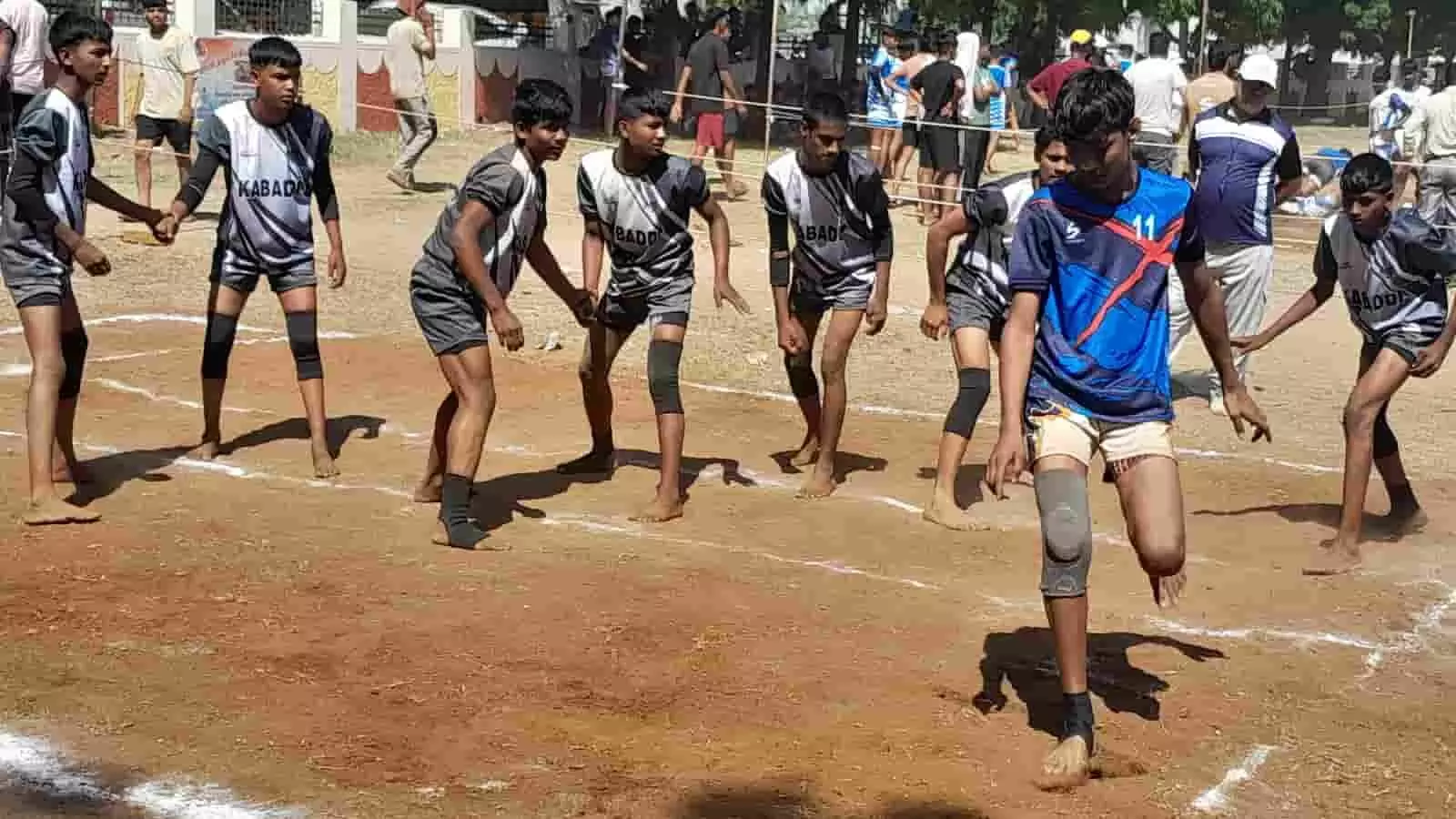 तस्वीर में दिख रही मैदान की रेखा के भीतर रेडर और डिफेंडर खिलाड़ी कबड्डी का मैच खेल रहे हैं। तस्वीर में दिख रही मैदान की रेखा के भीतर रेडर और डिफेंडर खिलाड़ी कबड्डी का मैच खेल रहे हैं।