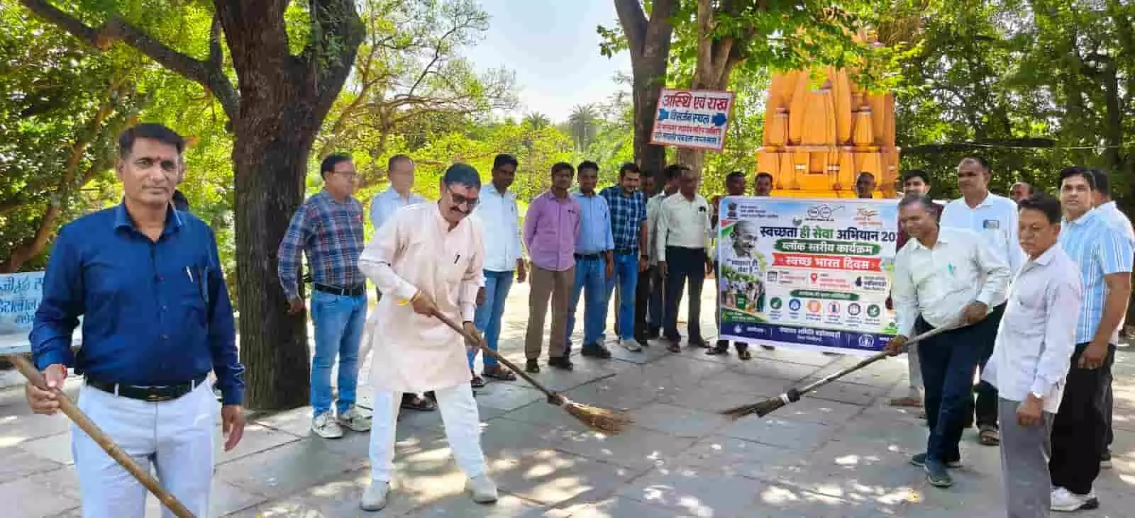 तस्वीर में मंदिर प्रांगण के बाहर झाड़ू लगाकर सफाई अभियान चलाते अधिकारी और लोग। तस्वीर में मंदिर प्रांगण के बाहर झाड़ू लगाकर सफाई अभियान चलाते अधिकारी और लोग।