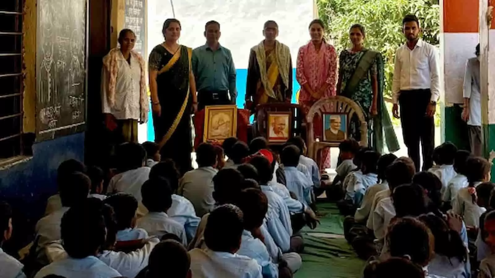 तस्वीर में नयाखोला विद्यालय के शिक्षक और छात्र गांधी जयंती मनाते हुए दिख रहे हैं। तस्वीर में नयाखोला विद्यालय के शिक्षक और छात्र गांधी जयंती मनाते हुए दिख रहे हैं।