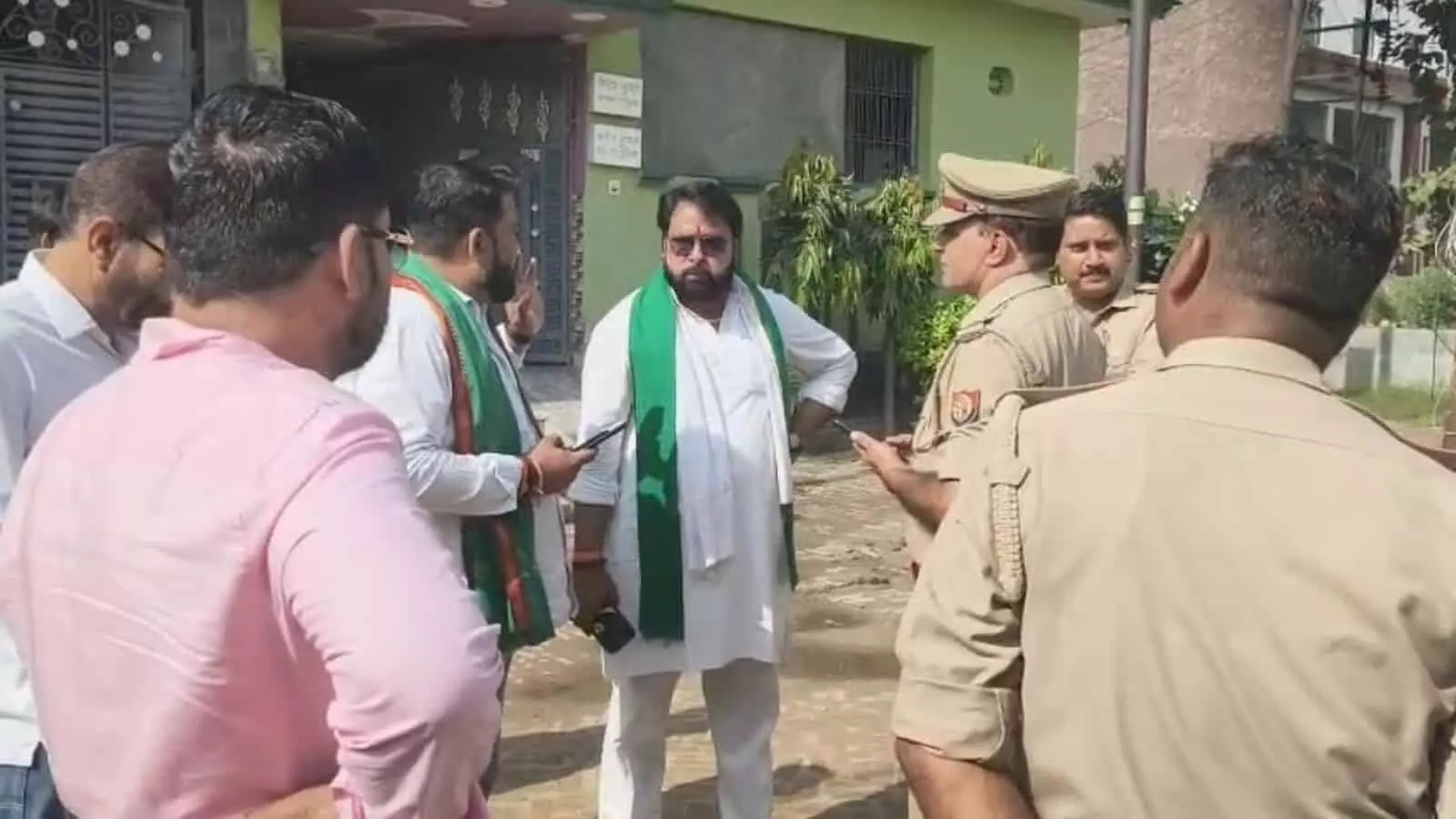 तस्वीर में दिख रहे पुलिस अधिकारी हापुड़ में देवेंद्र बाना और अन्य लोगों से बातचीत कर रहे हैं। तस्वीर में दिख रहे पुलिस अधिकारी हापुड़ में देवेंद्र बाना और अन्य लोगों से बातचीत कर रहे हैं।