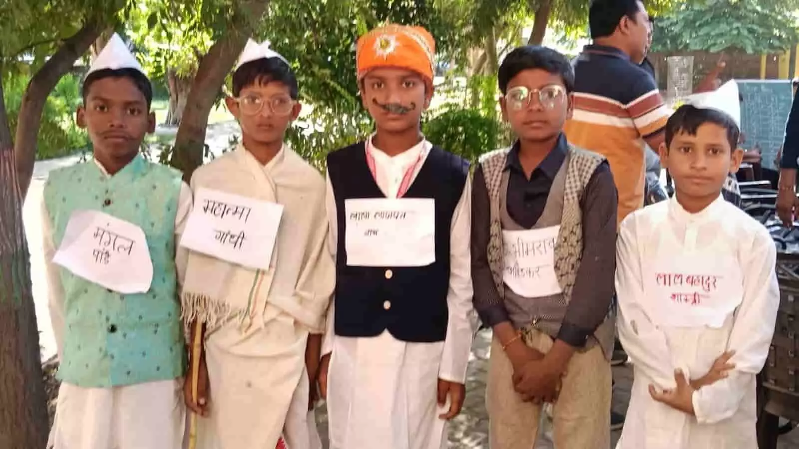 तस्वीर में छाणी विद्यालय के छात्र महापुरुषों की वेशभूषा में खड़े हैं. तस्वीर में छाणी विद्यालय के छात्र महापुरुषों की वेशभूषा में खड़े हैं.