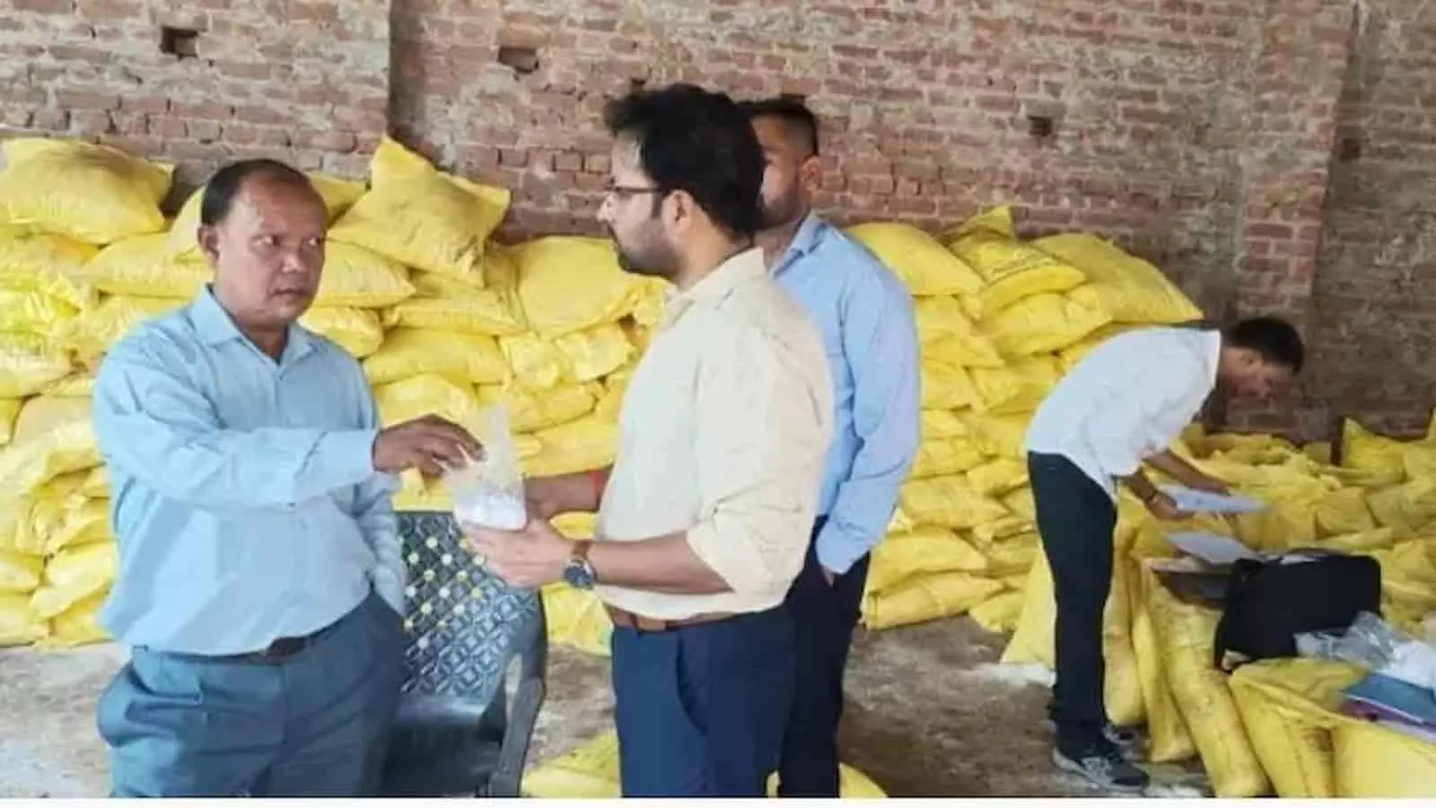 तस्वीर में बाएं से दाएं अधिकारी पीले बोरों के पास खड़े होकर यूरिया के सैंपल की जांच कर रहे हैं। तस्वीर में बाएं से दाएं अधिकारी पीले बोरों के पास खड़े होकर यूरिया के सैंपल की जांच कर रहे हैं।