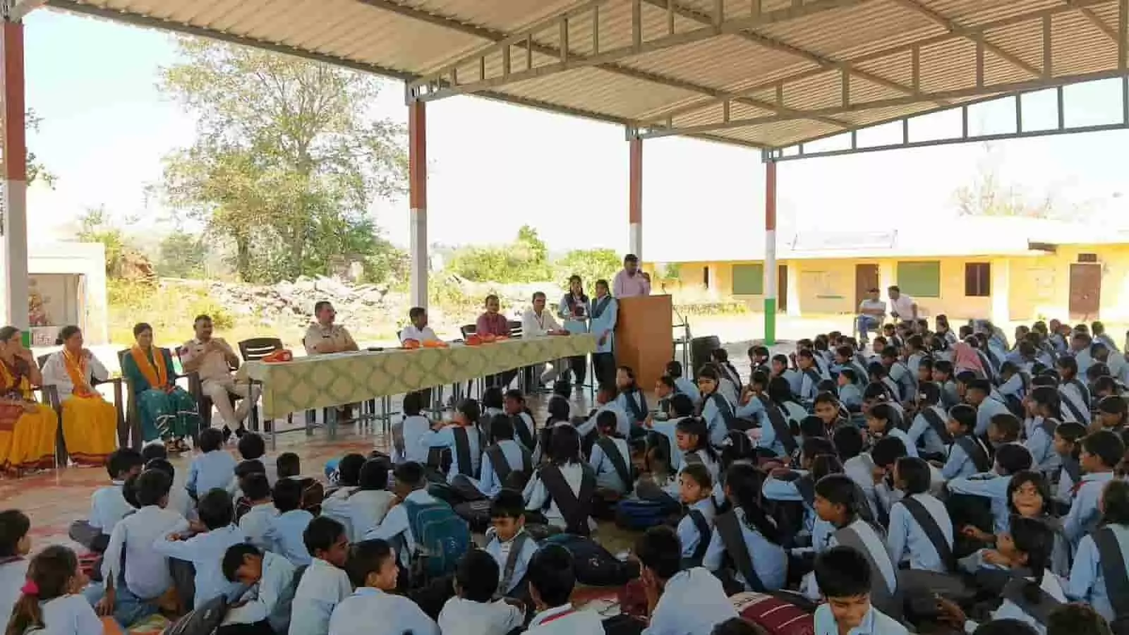 विद्यालय के प्रांगण में आत्मरक्षा प्रशिक्षण कार्यक्रम के दौरान बैठे छात्र-छात्राएं और शिक्षक। विद्यालय के प्रांगण में आत्मरक्षा प्रशिक्षण कार्यक्रम के दौरान बैठे छात्र-छात्राएं और शिक्षक।