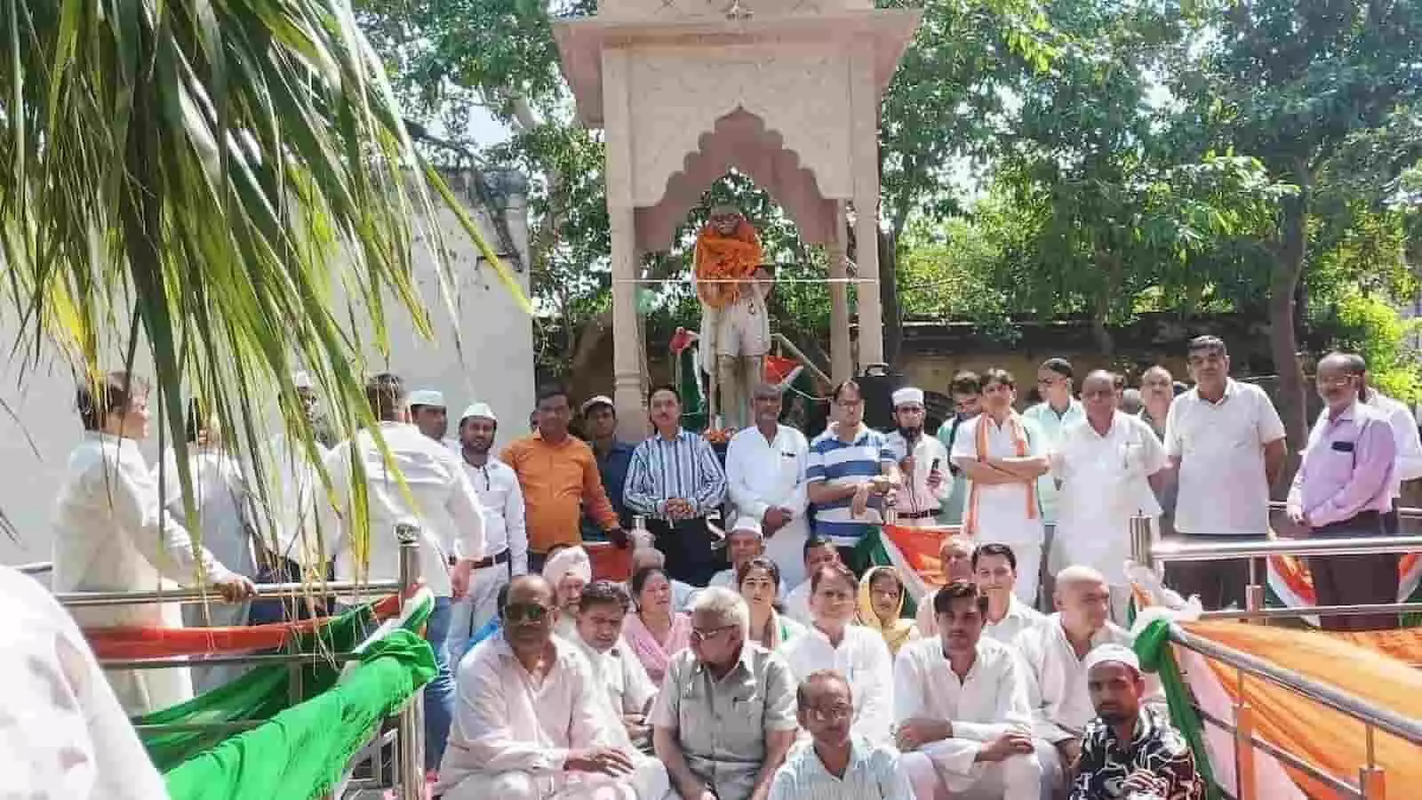 तस्वीर में हापुड़ नगर पालिका में महात्मा गांधी की प्रतिमा के पास खड़े और बैठे हुए कांग्रेस कार्यकर्ता दिख रहे हैं। तस्वीर में हापुड़ नगर पालिका में महात्मा गांधी की प्रतिमा के पास खड़े और बैठे हुए कांग्रेस कार्यकर्ता दिख रहे हैं।