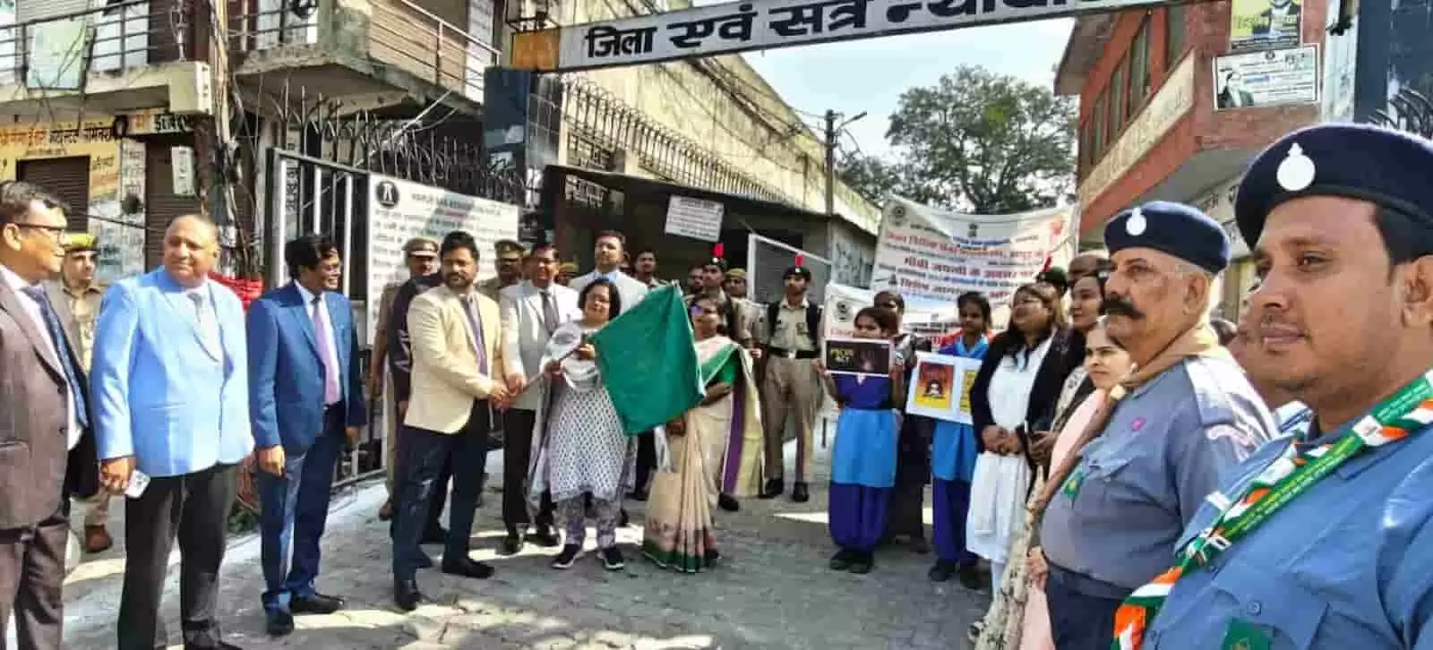 तस्वीर में न्यायालय गेट के सामने पुलिस बल और बच्चों की उपस्थिति में अधिकारी हरी झंडी दिखा रहे हैं। तस्वीर में न्यायालय गेट के सामने पुलिस बल और बच्चों की उपस्थिति में अधिकारी हरी झंडी दिखा रहे हैं।