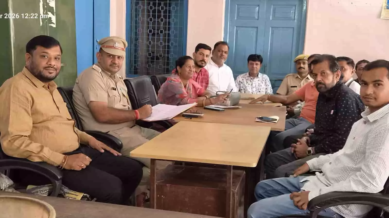 तस्वीर में खेरवाड़ा ग्राम पंचायत की बैठक में बैठे अधिकारी और ग्रामीण दिख रहे हैं। तस्वीर में खेरवाड़ा ग्राम पंचायत की बैठक में बैठे अधिकारी और ग्रामीण दिख रहे हैं।