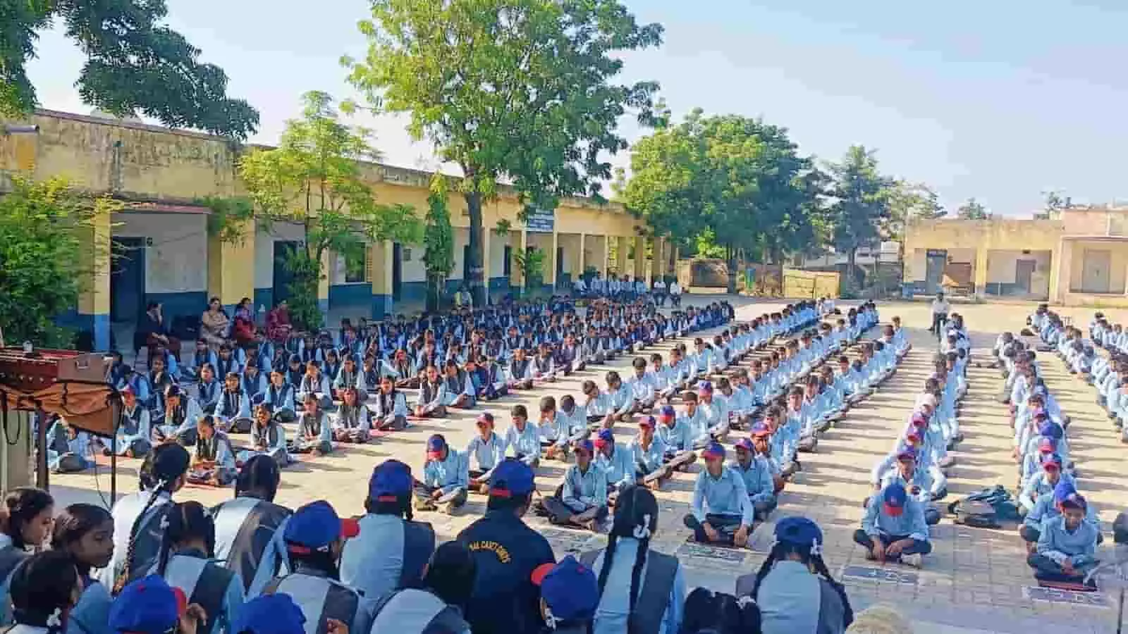 खेरवाड़ा के विद्यालय परिसर में आयोजित कार्यक्रम में बैठे विद्यार्थी और संबोधित करते शिक्षक. खेरवाड़ा के विद्यालय परिसर में आयोजित कार्यक्रम में बैठे विद्यार्थी और संबोधित करते शिक्षक.