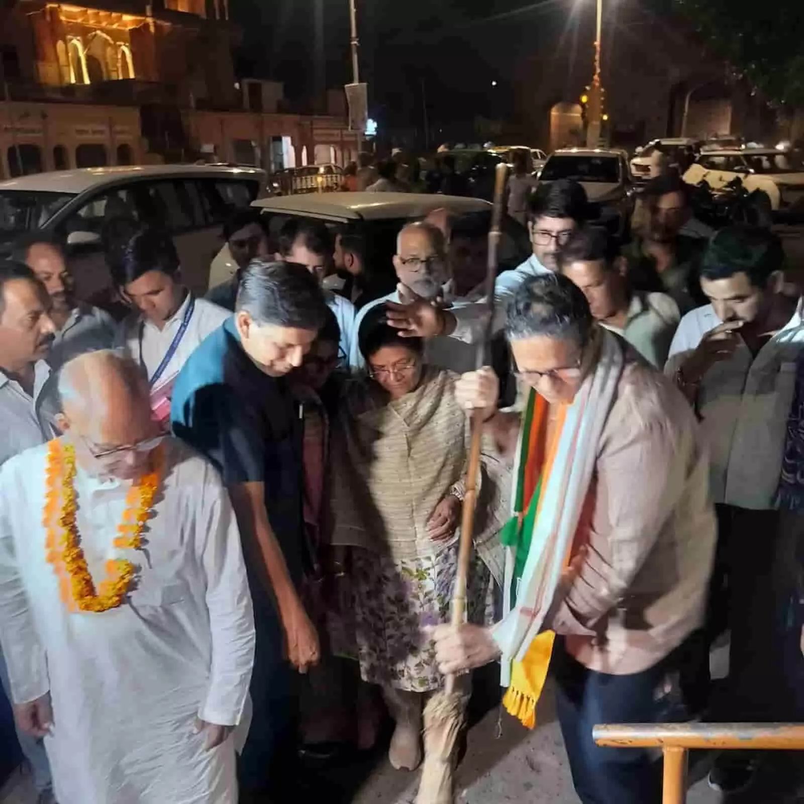 तस्वीर में दिख रही रात के समय सड़क पर हाथ में झाड़ू थामकर सफाई करते हुए महापौर सुनील कोठारी और साथ खड़े अन्य लोग। तस्वीर में दिख रही रात के समय सड़क पर हाथ में झाड़ू थामकर सफाई करते हुए महापौर सुनील कोठारी और साथ खड़े अन्य लोग।