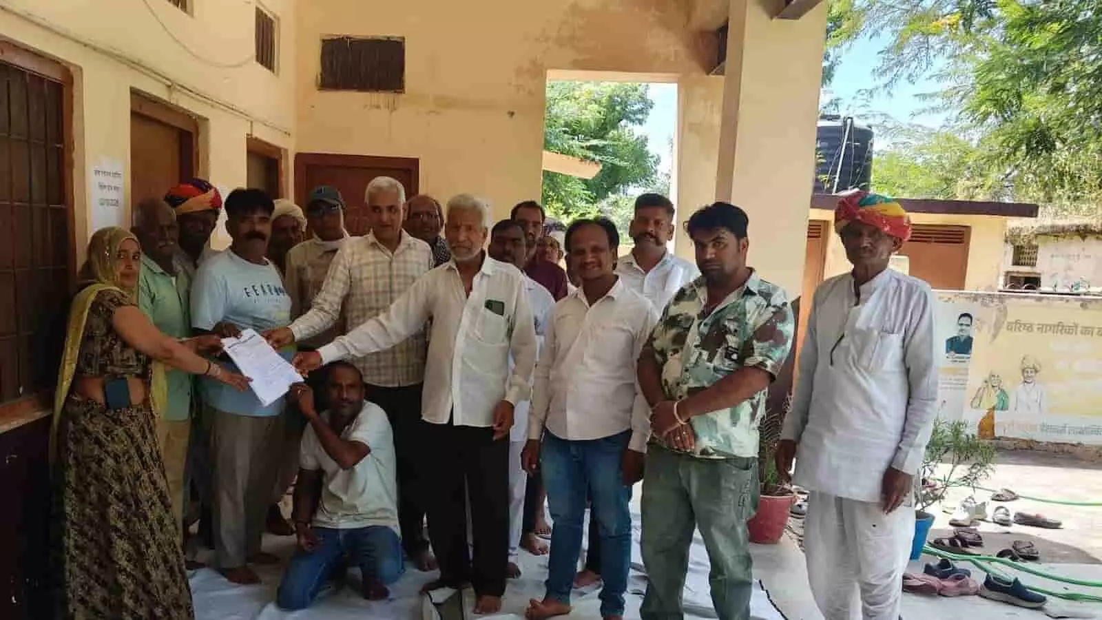 तस्वीर में ग्रामीण भीलवाड़ा में मूलभूत सुविधाओं की मांग को लेकर ज्ञापन सौंप रहे हैं। तस्वीर में ग्रामीण भीलवाड़ा में मूलभूत सुविधाओं की मांग को लेकर ज्ञापन सौंप रहे हैं।