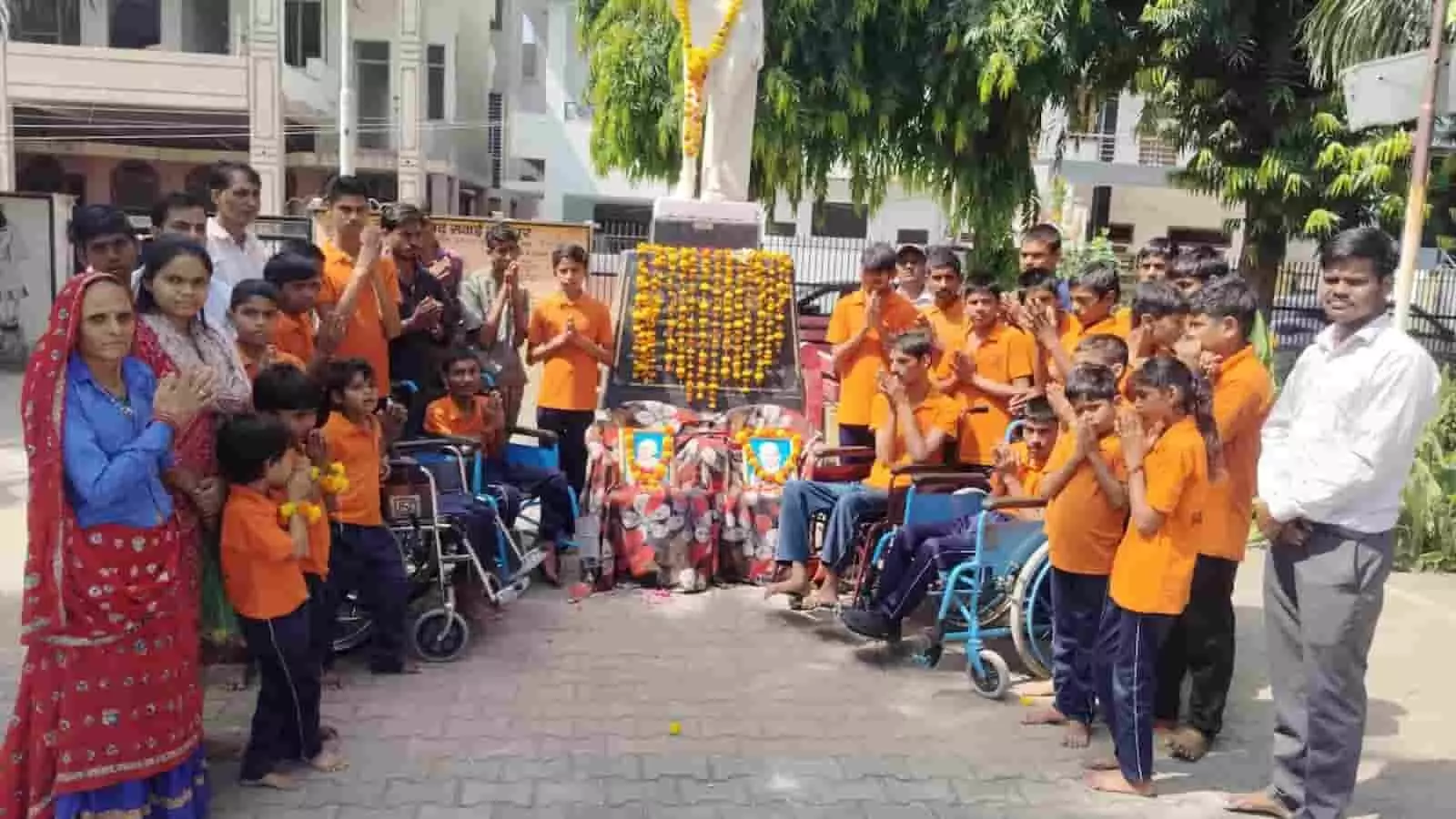 तस्वीर में बच्चे और शिक्षक गुलाब बाग में महात्मा गांधी की प्रतिमा के सामने खड़े हैं। तस्वीर में बच्चे और शिक्षक गुलाब बाग में महात्मा गांधी की प्रतिमा के सामने खड़े हैं।