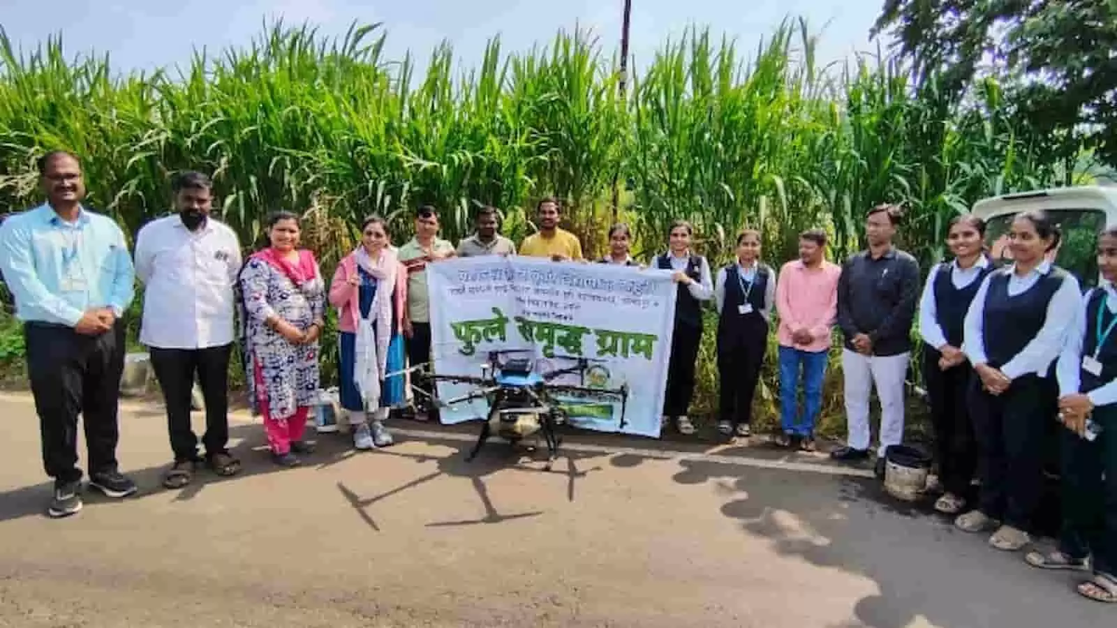 तस्वीर में दिख रही सड़क पर लोग तस्वीर में दिख रही सड़क पर लोग
