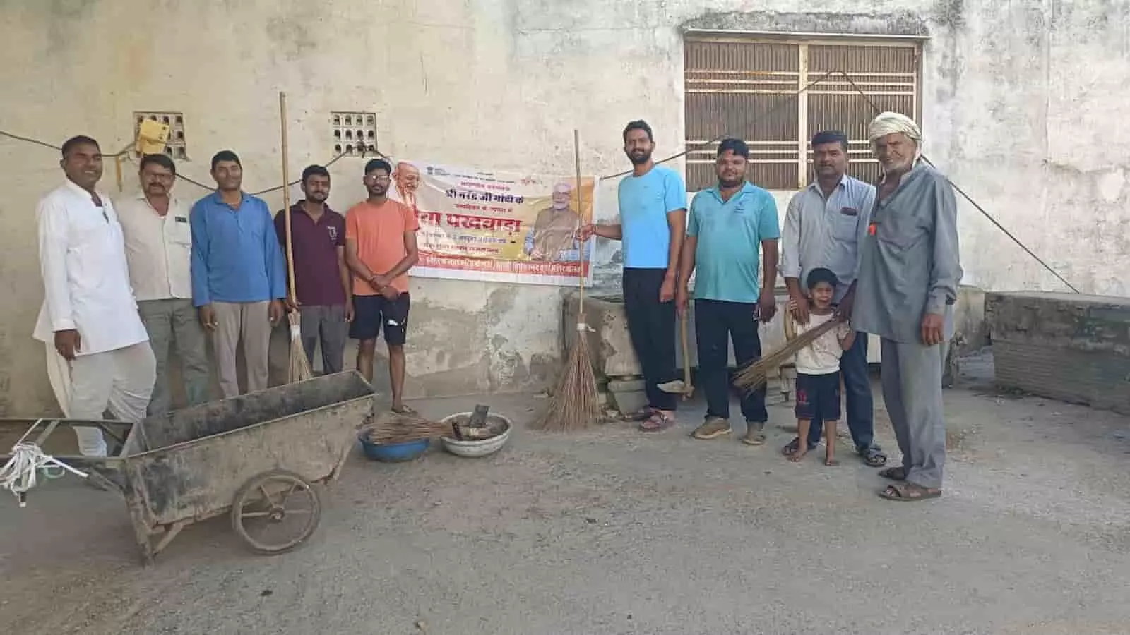तस्वीर में केलवा के गोरमा मोहल्ले में स्वच्छता अभियान के तहत खड़े ग्रामीण। तस्वीर में केलवा के गोरमा मोहल्ले में स्वच्छता अभियान के तहत खड़े ग्रामीण।