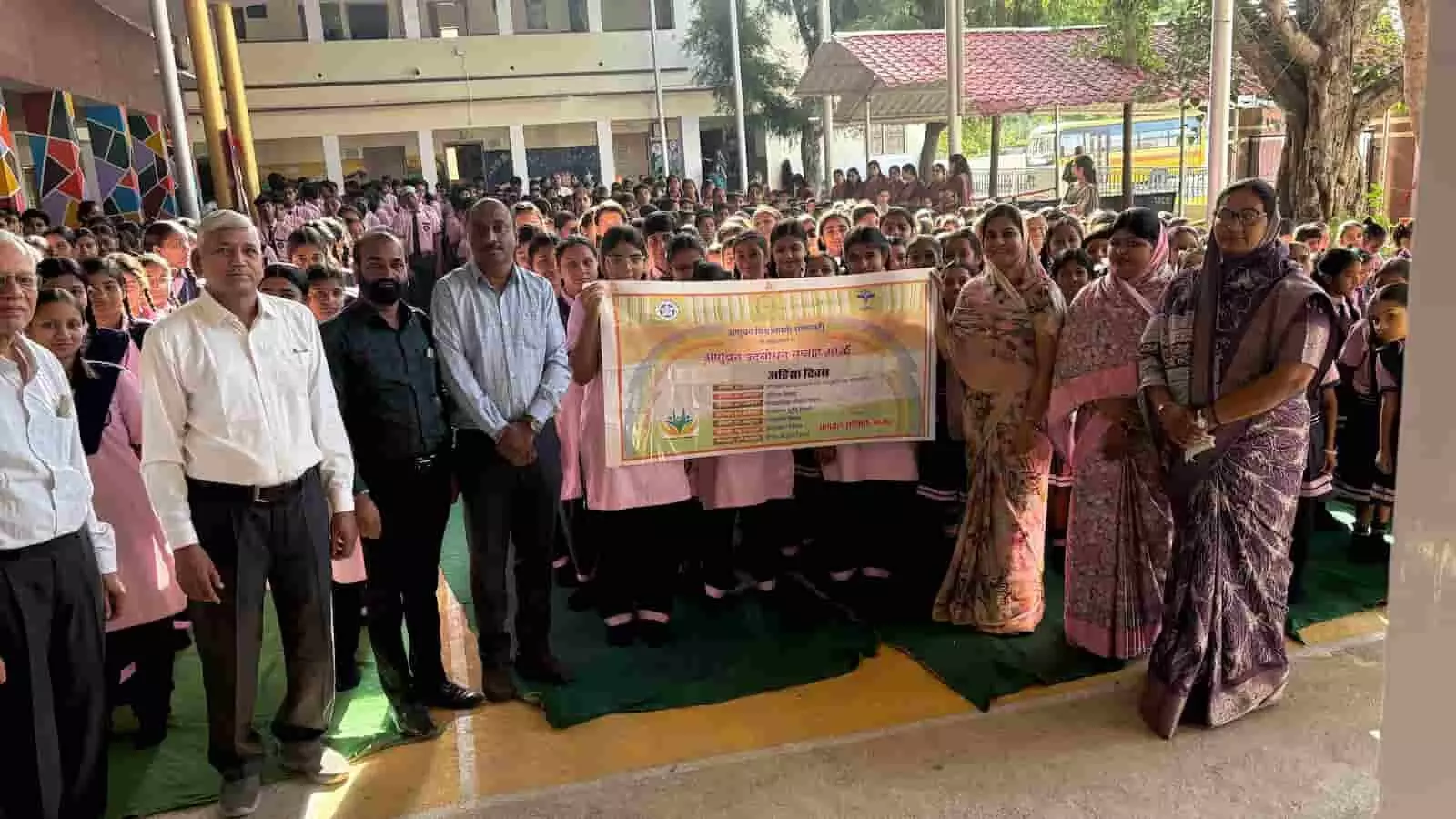 तस्वीर में आमेट के स्कूल परिसर में अणुव्रत प्रेरणा दिवस पर खड़े शिक्षक और विद्यार्थी. तस्वीर में आमेट के स्कूल परिसर में अणुव्रत प्रेरणा दिवस पर खड़े शिक्षक और विद्यार्थी.