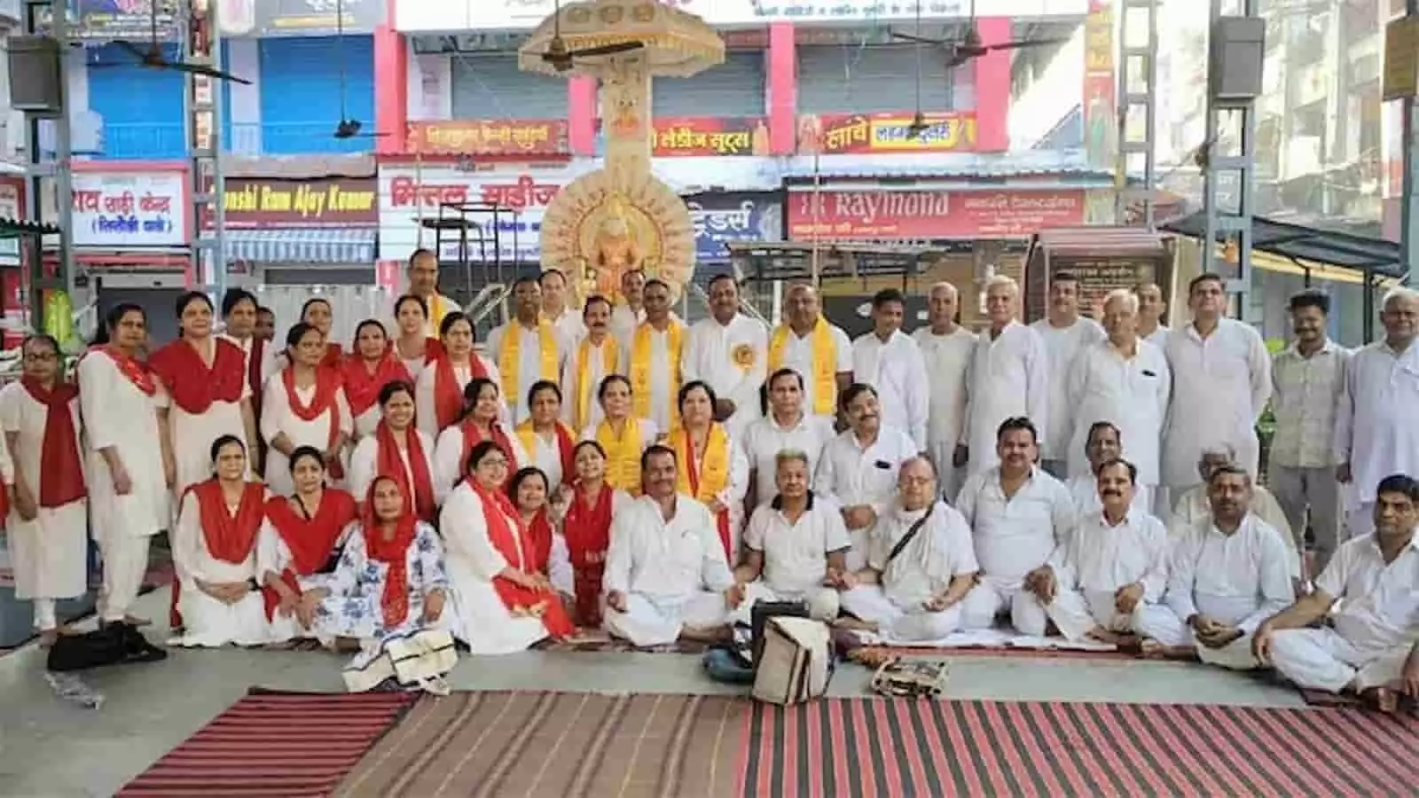 तस्वीर में एसडी मार्केट परिसर में भारतीय योग संस्थान के सदस्य एक साथ बैठे और खड़े दिखाई दे रहे हैं। तस्वीर में एसडी मार्केट परिसर में भारतीय योग संस्थान के सदस्य एक साथ बैठे और खड़े दिखाई दे रहे हैं।