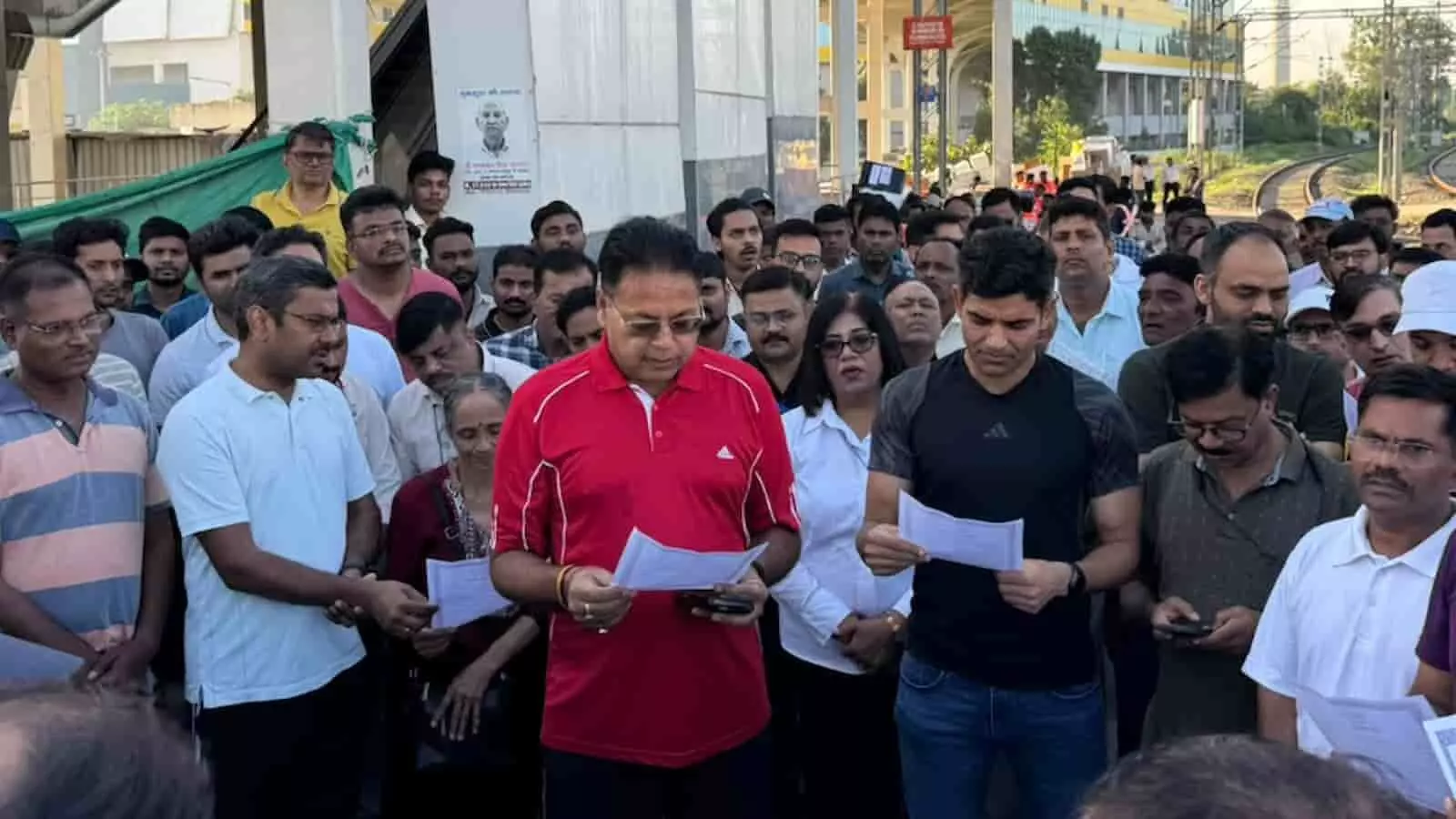 साबरमती रेलवे स्टेशन पर स्वच्छता शपथ लेते हुए रेल अधिकारी और कर्मचारी. साबरमती रेलवे स्टेशन पर स्वच्छता शपथ लेते हुए रेल अधिकारी और कर्मचारी.