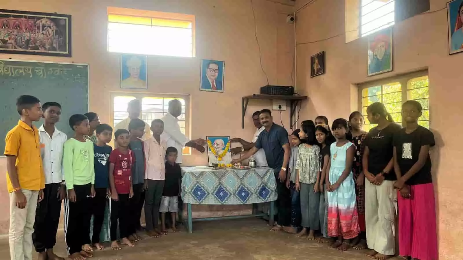 तस्वीर में बोरवडे विद्यालय में महात्मा गांधी जयंती पर खड़े शिक्षक और विद्यार्थी. तस्वीर में बोरवडे विद्यालय में महात्मा गांधी जयंती पर खड़े शिक्षक और विद्यार्थी.
