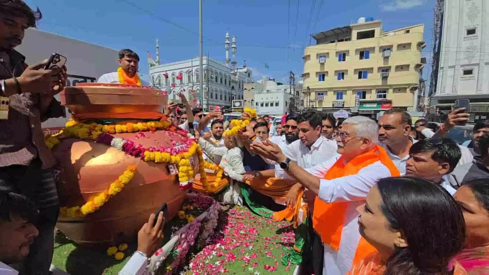 तस्वीर में केंद्रीय मंत्री गजेन्द्र सिंह शेखावत भीलवाड़ा में कलश और फूलों से सजे वाहन के पास खड़े हैं। तस्वीर में केंद्रीय मंत्री गजेन्द्र सिंह शेखावत भीलवाड़ा में कलश और फूलों से सजे वाहन के पास खड़े हैं।