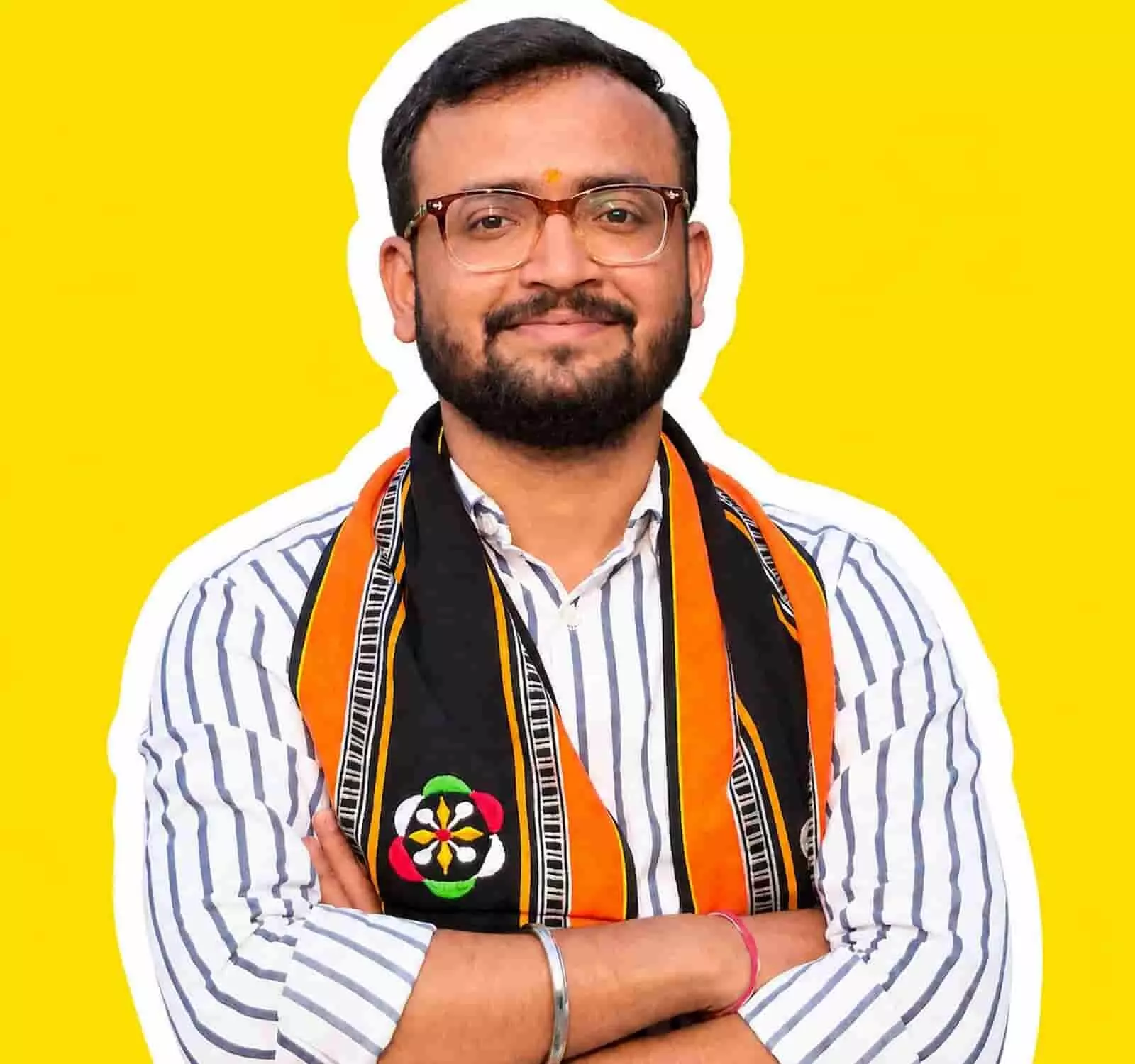 तस्वीर में दिख रहे जयेश नागर गले में पारंपरिक स्टोल डाले हाथ बांधकर खड़े हैं। तस्वीर में दिख रहे जयेश नागर गले में पारंपरिक स्टोल डाले हाथ बांधकर खड़े हैं।