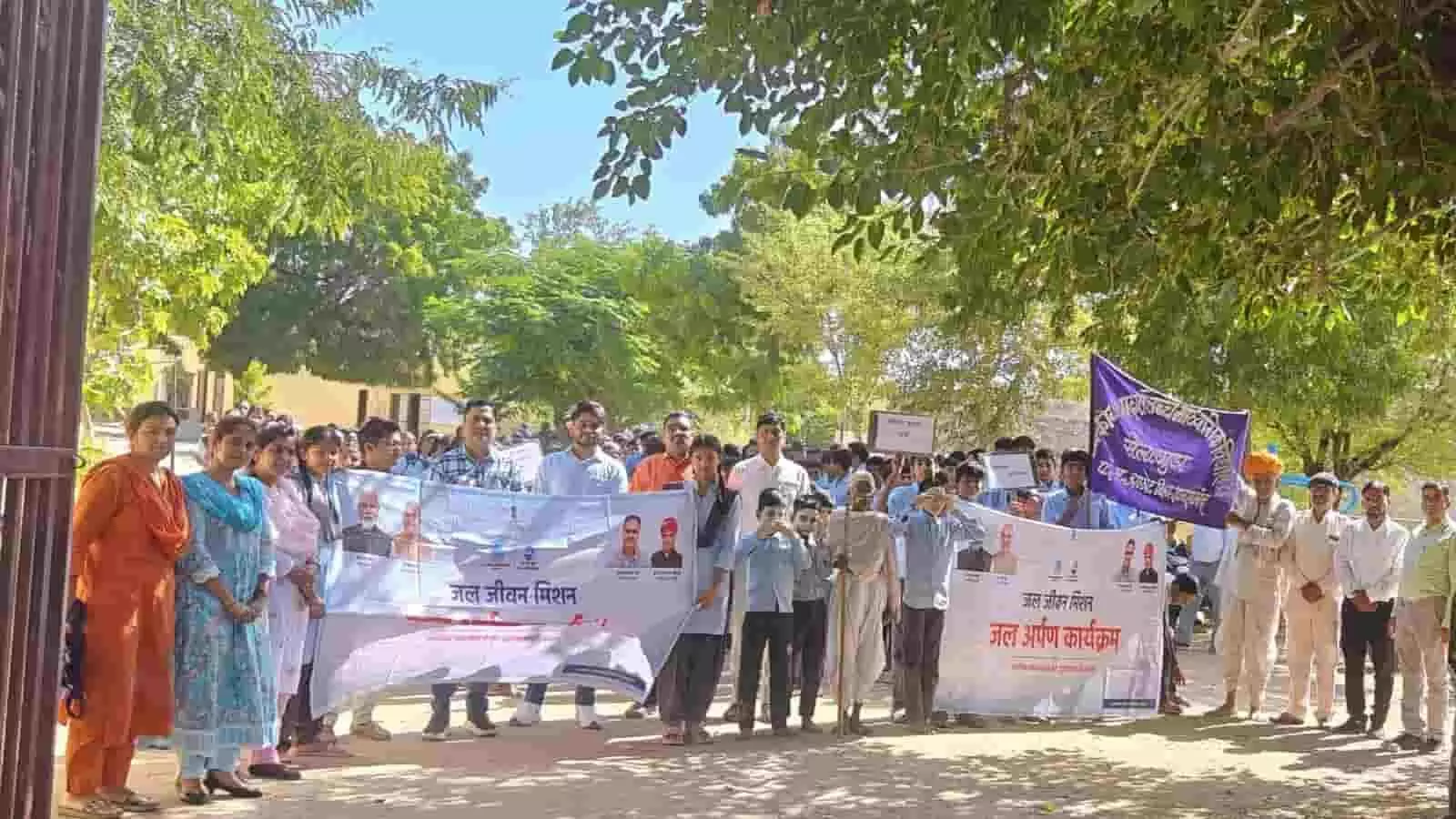 तस्वीर में सेलागुड़ा स्कूल परिसर में जयंती कार्यक्रम के दौरान बैनर लिए खड़े शिक्षक और विद्यार्थी दिख रहे हैं। तस्वीर में सेलागुड़ा स्कूल परिसर में जयंती कार्यक्रम के दौरान बैनर लिए खड़े शिक्षक और विद्यार्थी दिख रहे हैं।