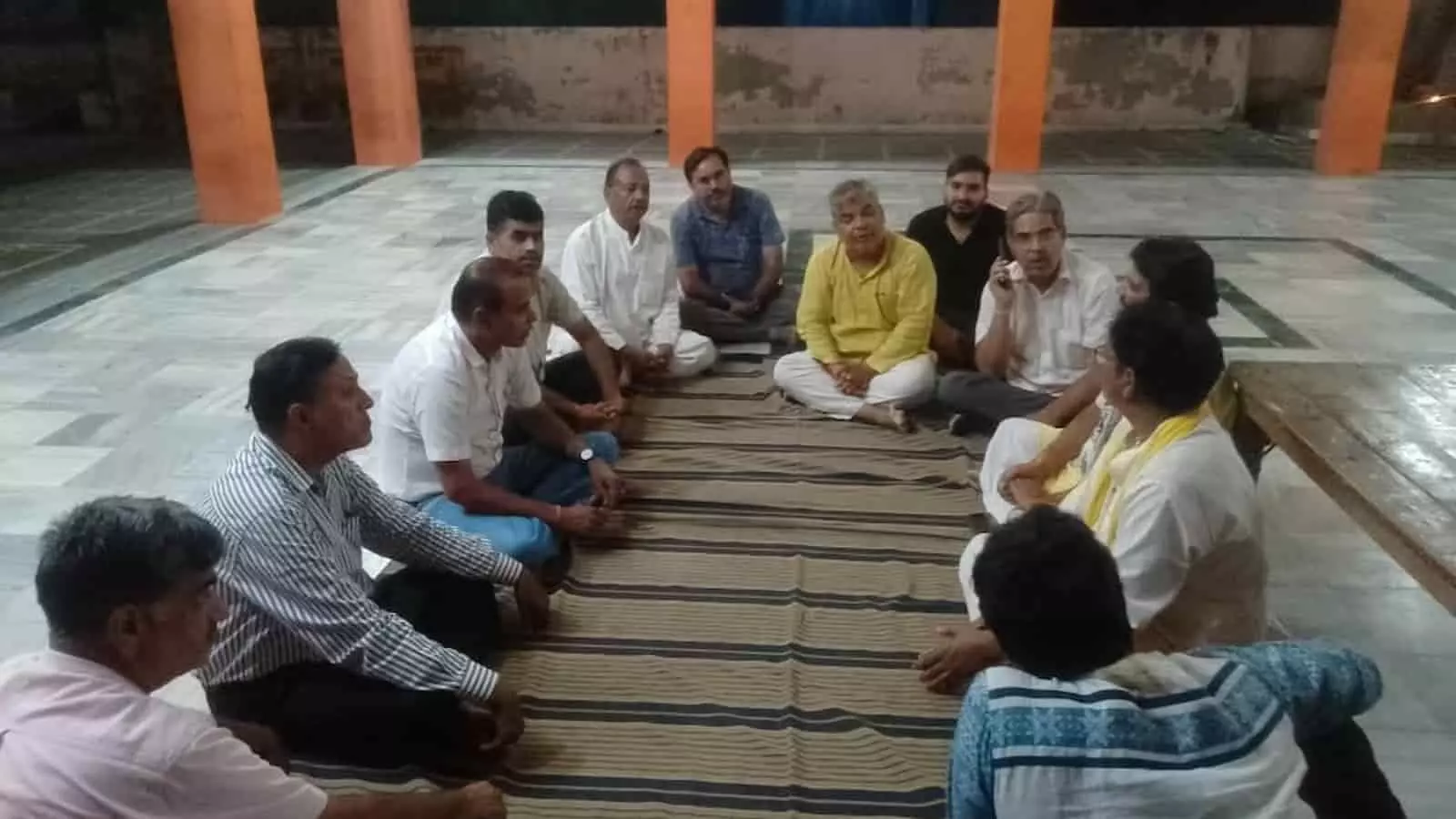 तस्वीर में सीताराम मंदिर परिसर के आंगन में दरी पर बैठकर बैठक करते समिति के सदस्य नजर आ रहे हैं। तस्वीर में सीताराम मंदिर परिसर के आंगन में दरी पर बैठकर बैठक करते समिति के सदस्य नजर आ रहे हैं।