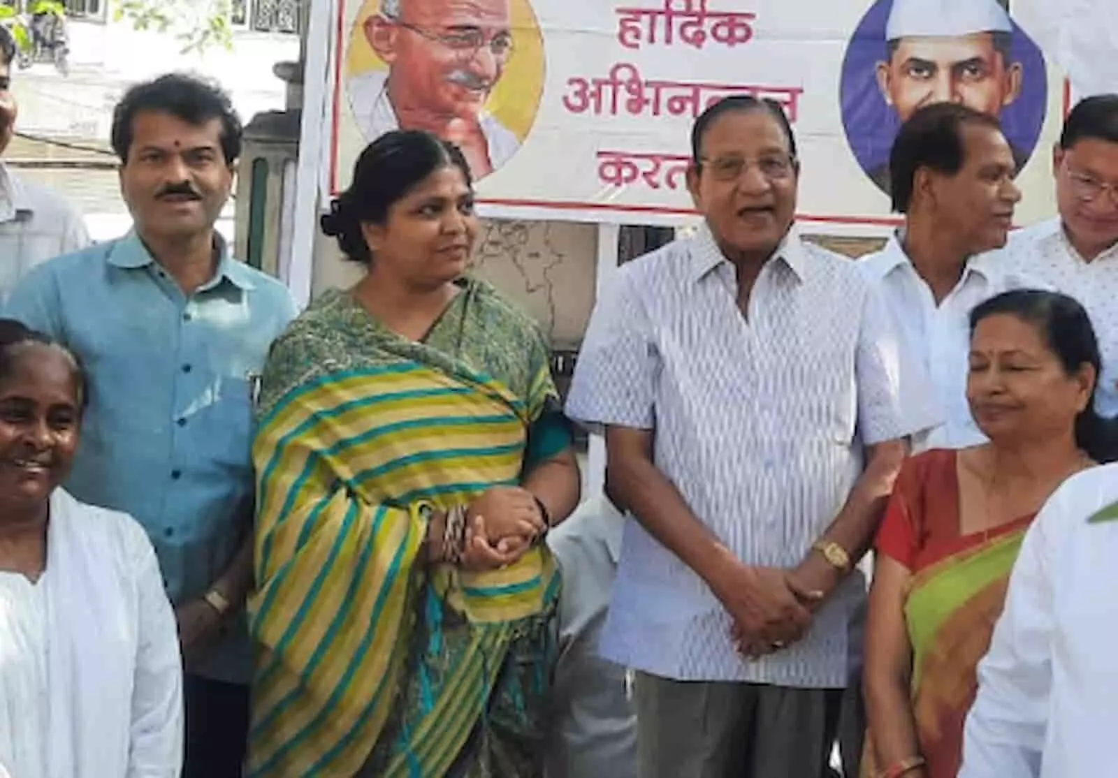 तस्वीर में कोटा में गांधी जयंती कार्यक्रम के दौरान कांग्रेस नेता राखी गौतम और शांति धारीवाल नजर आ रहे हैं। तस्वीर में कोटा में गांधी जयंती कार्यक्रम के दौरान कांग्रेस नेता राखी गौतम और शांति धारीवाल नजर आ रहे हैं।
