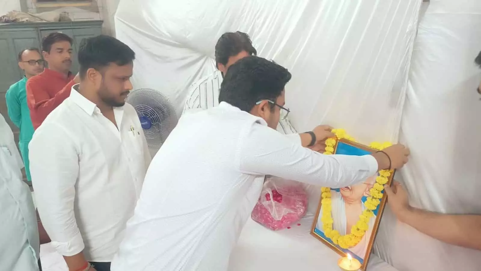 तस्वीर में डीग में आयोजित कार्यक्रम के दौरान महात्मा गांधी के चित्र पर फूल चढ़ाते लोग दिखाई दे रहे हैं। तस्वीर में डीग में आयोजित कार्यक्रम के दौरान महात्मा गांधी के चित्र पर फूल चढ़ाते लोग दिखाई दे रहे हैं।