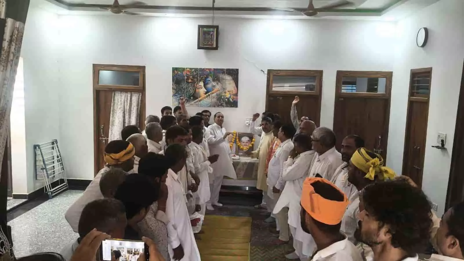 तस्वीर में कमरे के भीतर महात्मा गांधी और लाल बहादुर शास्त्री के चित्रों के समक्ष उपस्थित कांग्रेस कार्यकर्ता दिख रहे हैं। तस्वीर में कमरे के भीतर महात्मा गांधी और लाल बहादुर शास्त्री के चित्रों के समक्ष उपस्थित कांग्रेस कार्यकर्ता दिख रहे हैं।