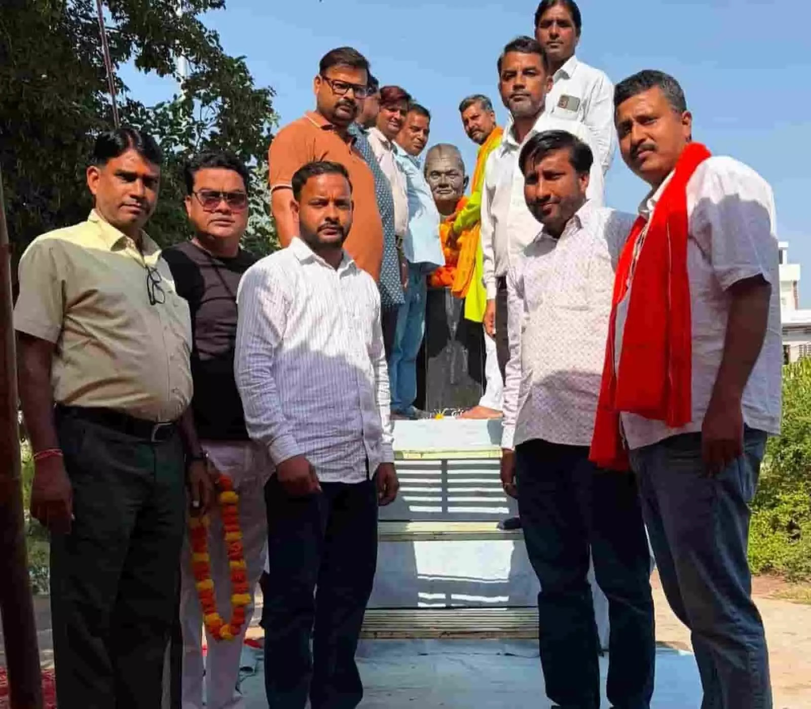 तस्वीर में गंगापुर सिटी स्थित शास्त्री पार्क में प्रतिमा के समक्ष कई लोग एक साथ खड़े हैं। तस्वीर में गंगापुर सिटी स्थित शास्त्री पार्क में प्रतिमा के समक्ष कई लोग एक साथ खड़े हैं।