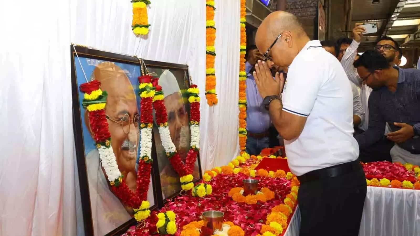 तस्वीर में महाप्रबंधक राजीव श्रीवास्तव सीएसएमटी मुंबई में महात्मा गांधी को श्रद्धांजलि दे रहे हैं। तस्वीर में महाप्रबंधक राजीव श्रीवास्तव सीएसएमटी मुंबई में महात्मा गांधी को श्रद्धांजलि दे रहे हैं।