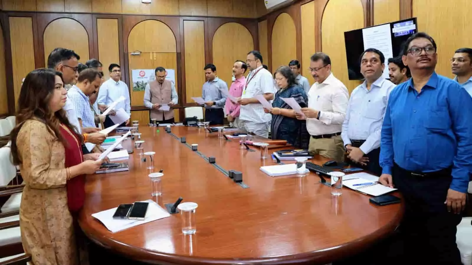 तस्वीर में पश्चिम रेलवे के अधिकारी और कर्मचारी चर्चगेट कार्यालय में स्वच्छता की शपथ ले रहे हैं। तस्वीर में पश्चिम रेलवे के अधिकारी और कर्मचारी चर्चगेट कार्यालय में स्वच्छता की शपथ ले रहे हैं।
