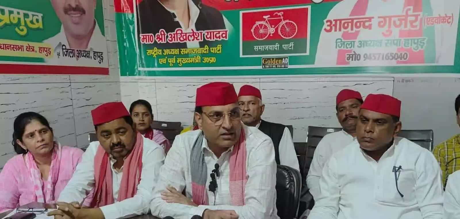 तस्वीर में समाजवादी पार्टी के नेता और कार्यकर्ता लाल टोपी पहनकर हापुड़ में प्रेस वार्ता करते दिख रहे हैं। तस्वीर में समाजवादी पार्टी के नेता और कार्यकर्ता लाल टोपी पहनकर हापुड़ में प्रेस वार्ता करते दिख रहे हैं।