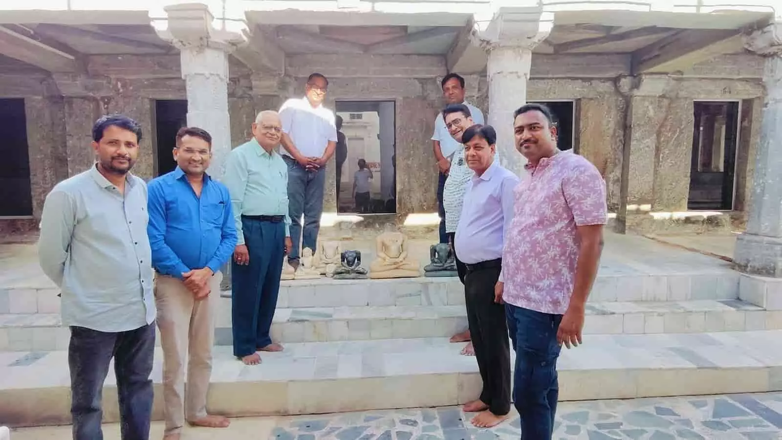 तस्वीर में जवास मंदिर के प्रांगण में खड़े लोग और प्राचीन खंडित जैन प्रतिमाएं दिख रही हैं। तस्वीर में जवास मंदिर के प्रांगण में खड़े लोग और प्राचीन खंडित जैन प्रतिमाएं दिख रही हैं।