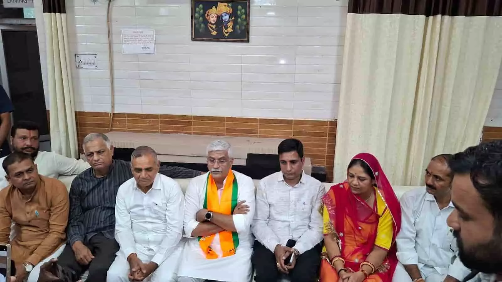 तस्वीर में केन्द्रीय मंत्री गजेन्द्र सिंह शेखावत भीलवाड़ा के एक कमरे में अन्य जनप्रतिनिधियों के साथ बैठे हैं। तस्वीर में केन्द्रीय मंत्री गजेन्द्र सिंह शेखावत भीलवाड़ा के एक कमरे में अन्य जनप्रतिनिधियों के साथ बैठे हैं।