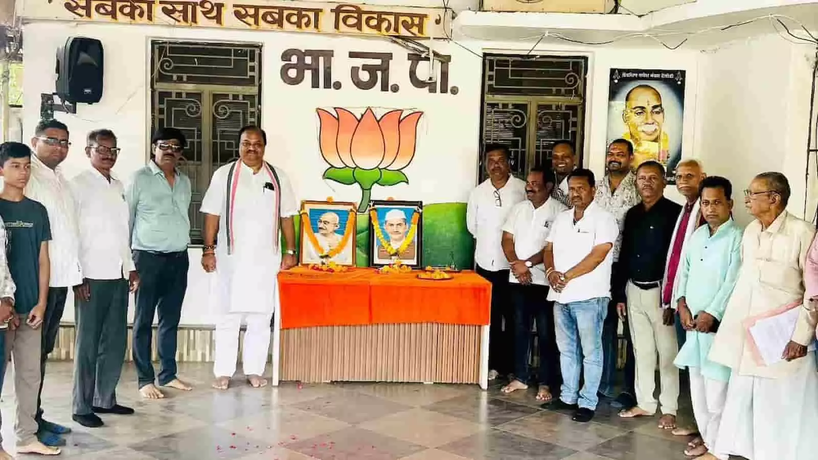 हिंगणघाट स्थित भाजपा कार्यालय में विधायक समीर कुणावार और पार्टी पदाधिकारी महात्मा गांधी तथा लाल बहादुर शास्त्री के चित्रों के साथ खड़े दिख रहे हैं। हिंगणघाट स्थित भाजपा कार्यालय में विधायक समीर कुणावार और पार्टी पदाधिकारी महात्मा गांधी तथा लाल बहादुर शास्त्री के चित्रों के साथ खड़े दिख रहे हैं।